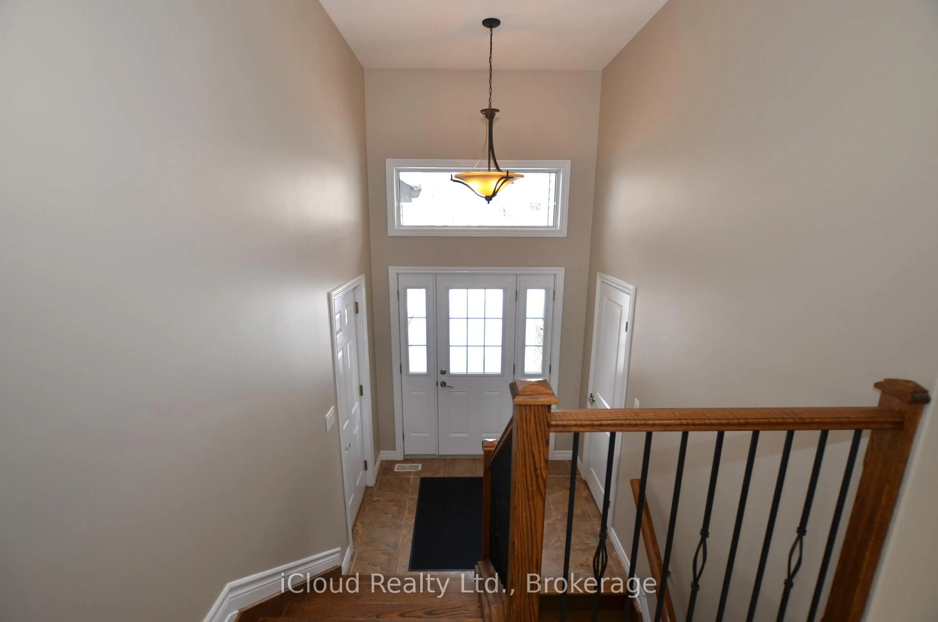 Indoor entryway for 25 Rue Vanier, Tiny Ontario L9M 0J2