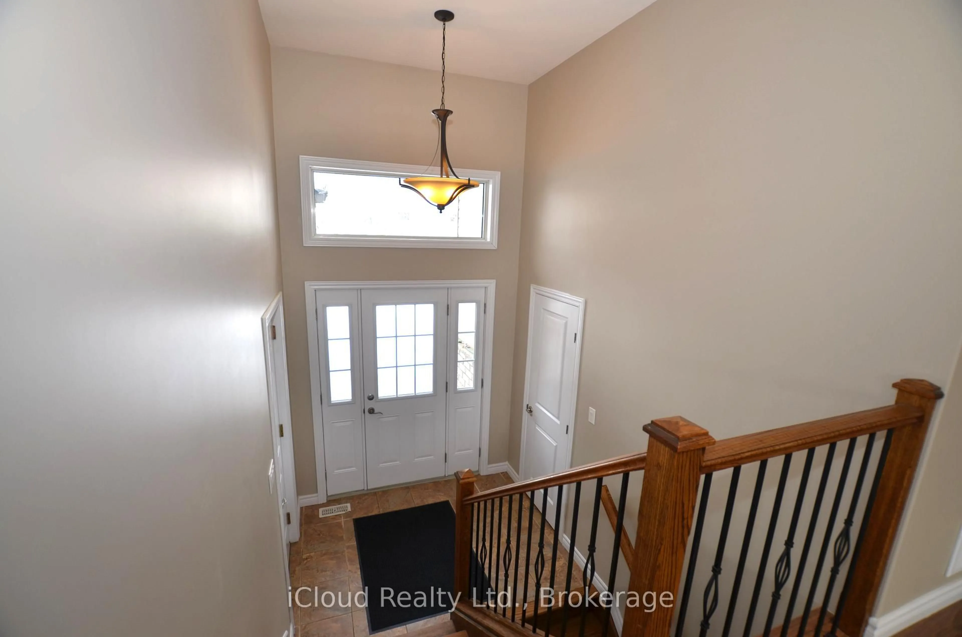 Indoor entryway for 25 Rue Vanier, Tiny Ontario L9M 0J2