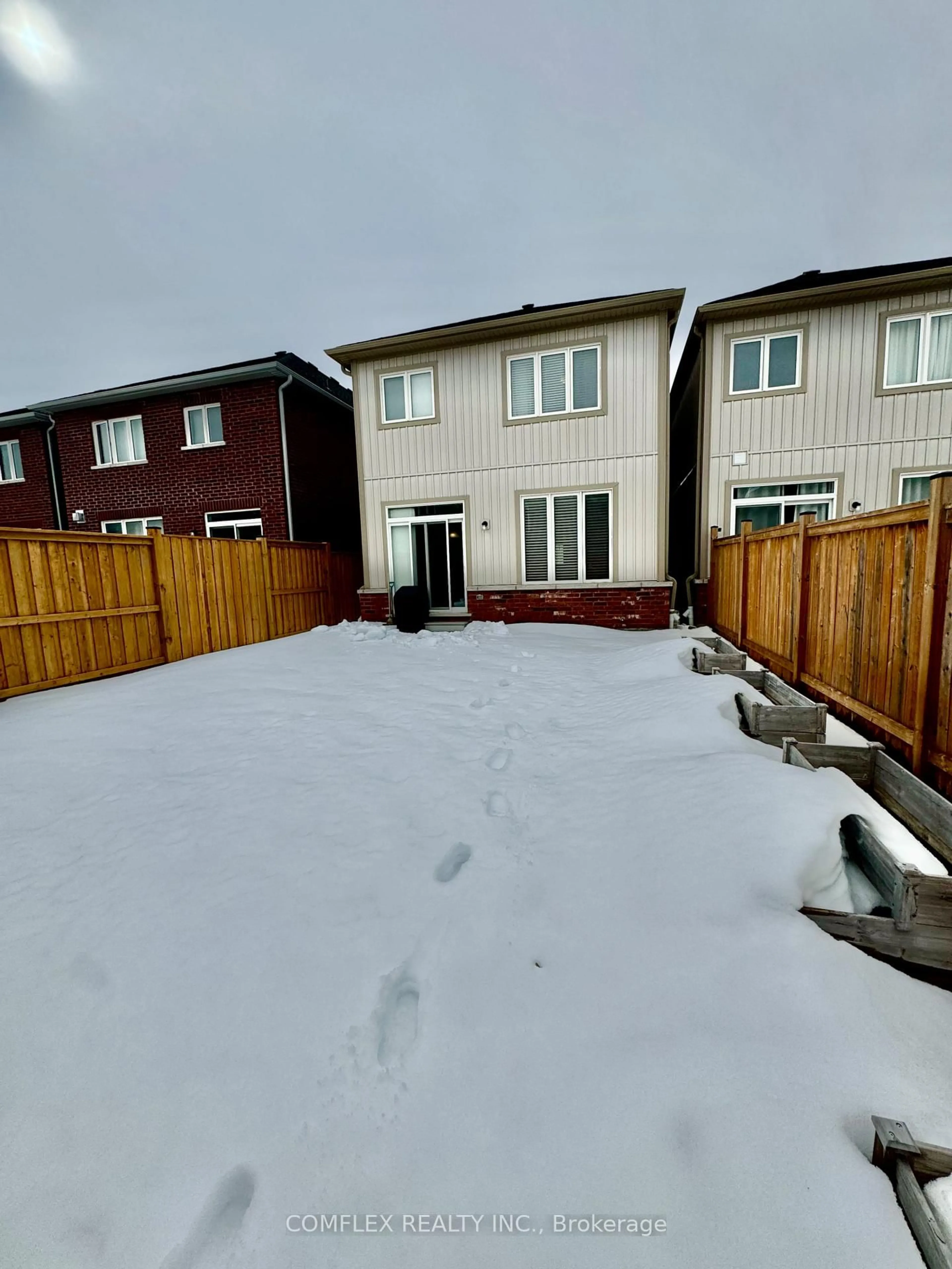 A pic from outside/outdoor area/front of a property/back of a property/a pic from drone, street for 9 BARFOOT St, Collingwood Ontario L9Y 3Y7