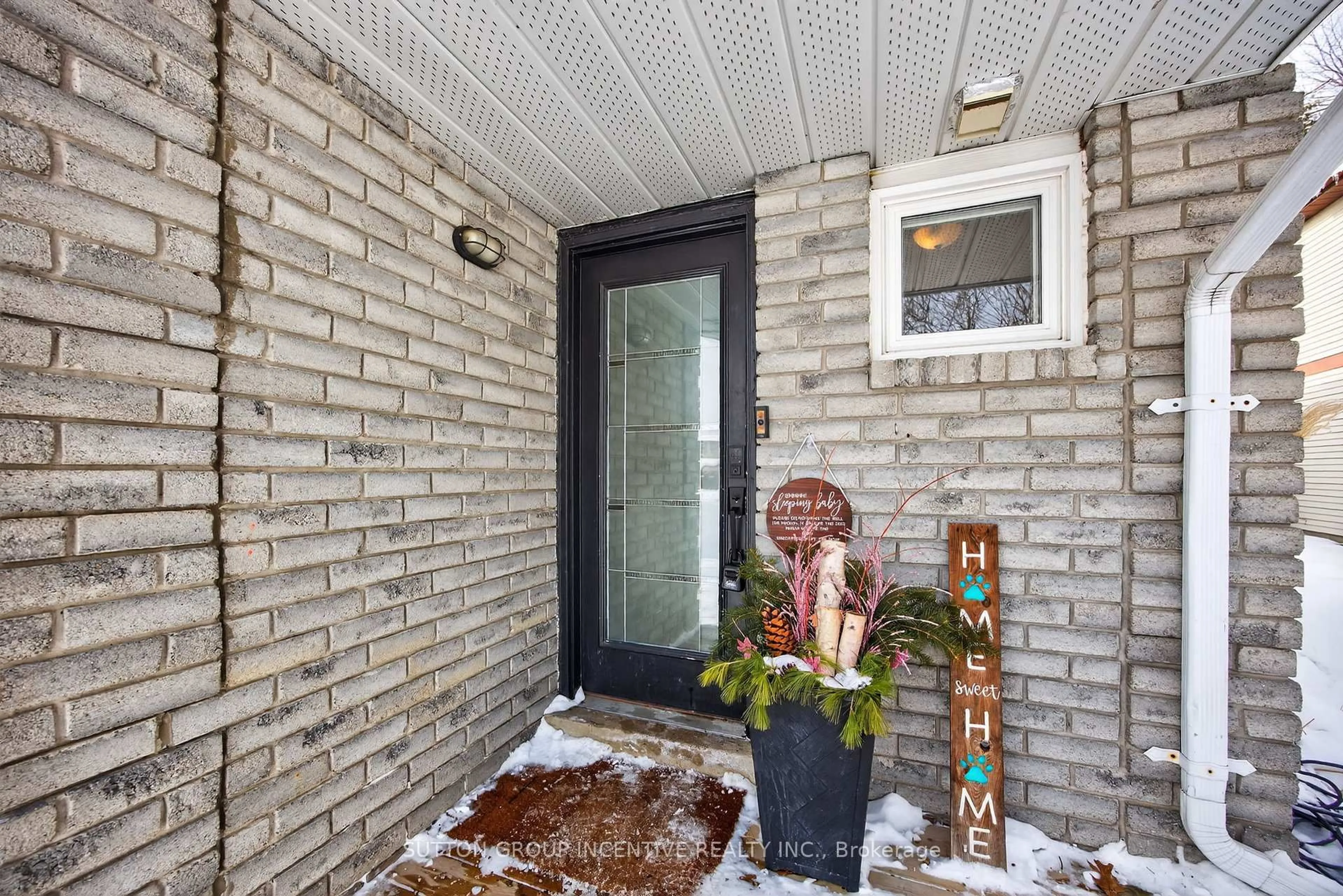 Indoor entryway for 56 Shakespeare Cres, Barrie Ontario L4N 6C1