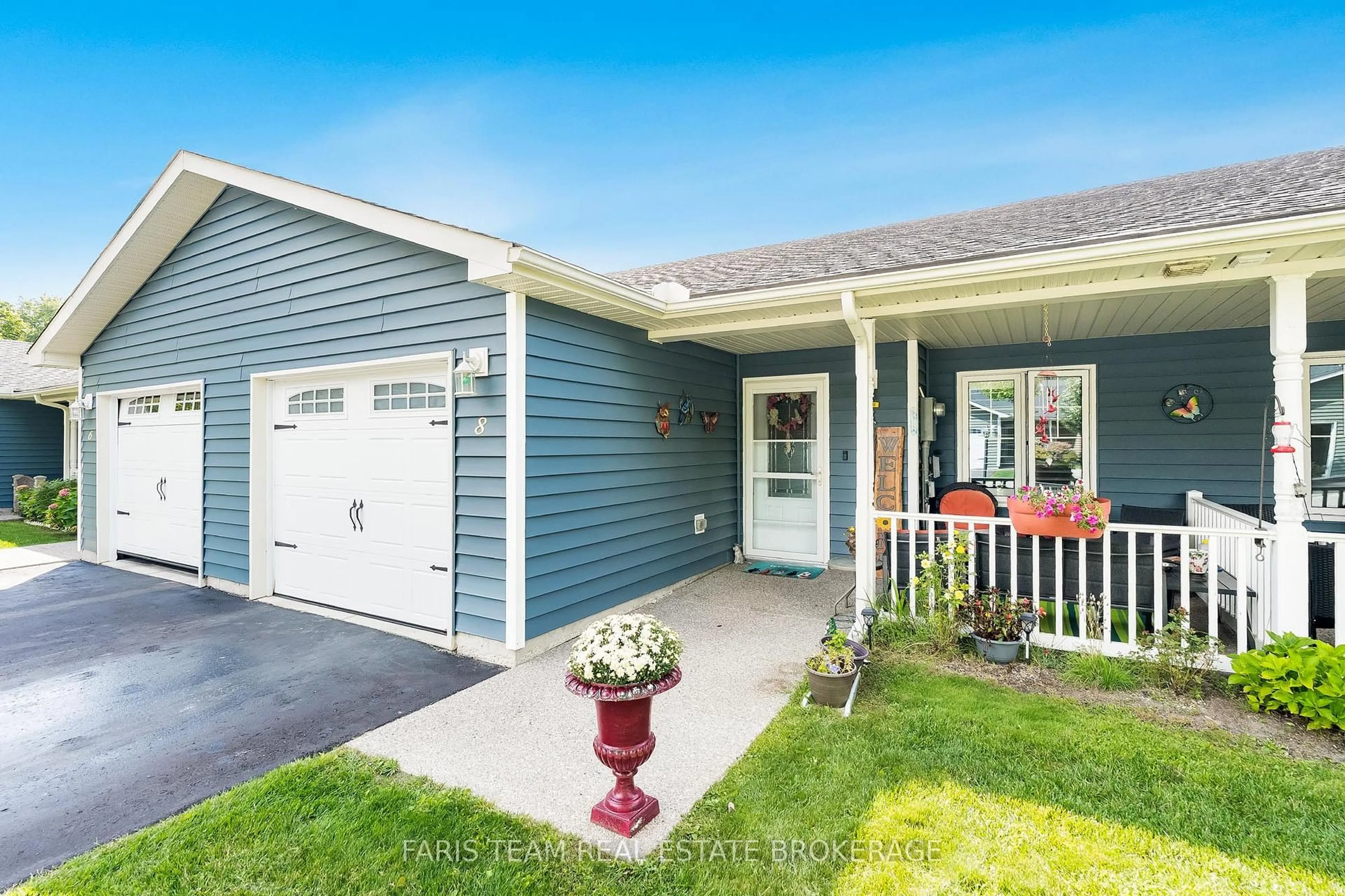 Home with vinyl exterior material, street for 8 Chamberlain Cres, Penetanguishene Ontario L9M 0A5