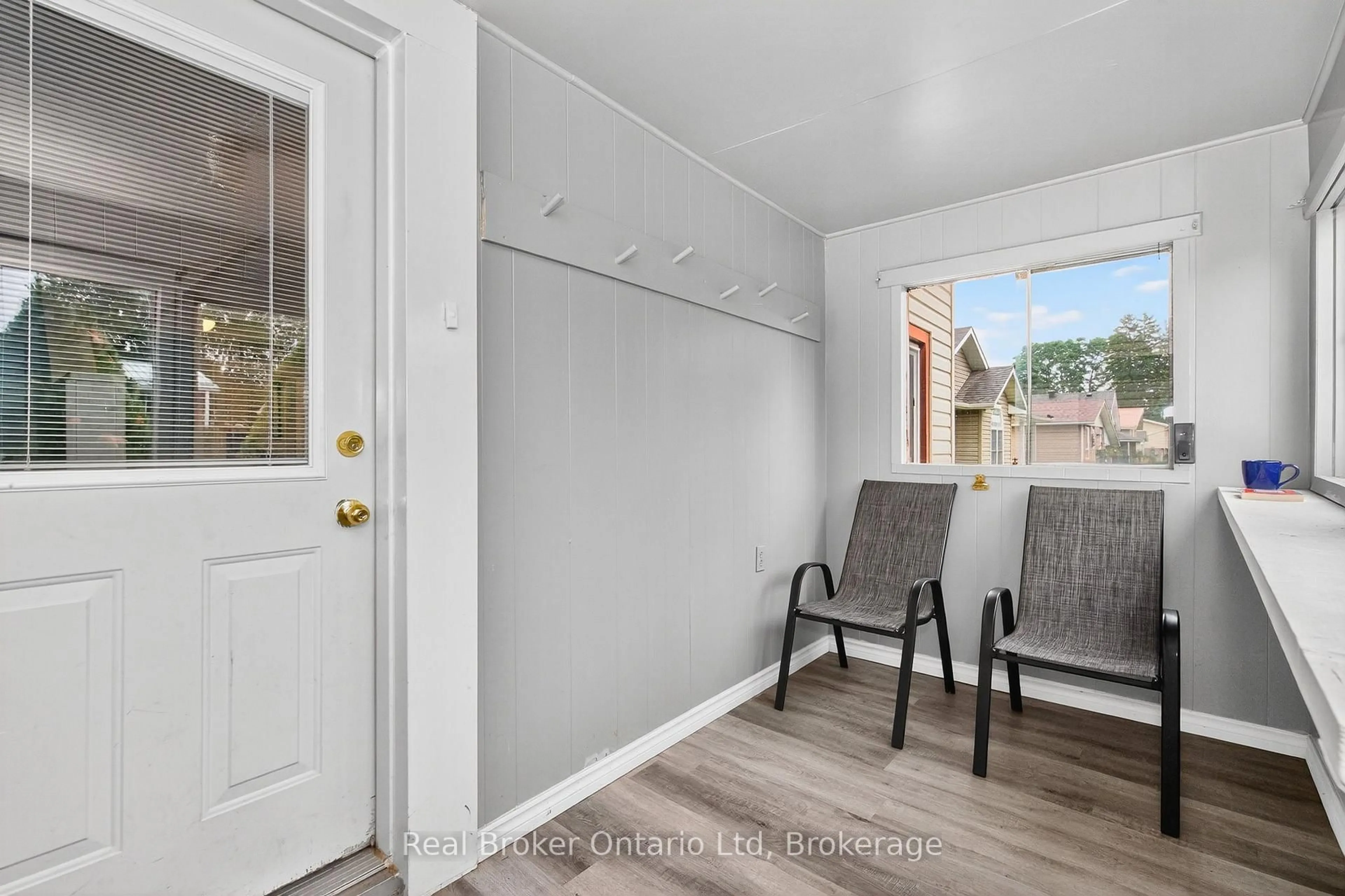 Indoor entryway for 808 Quebec St, Midland Ontario L4R 1E9