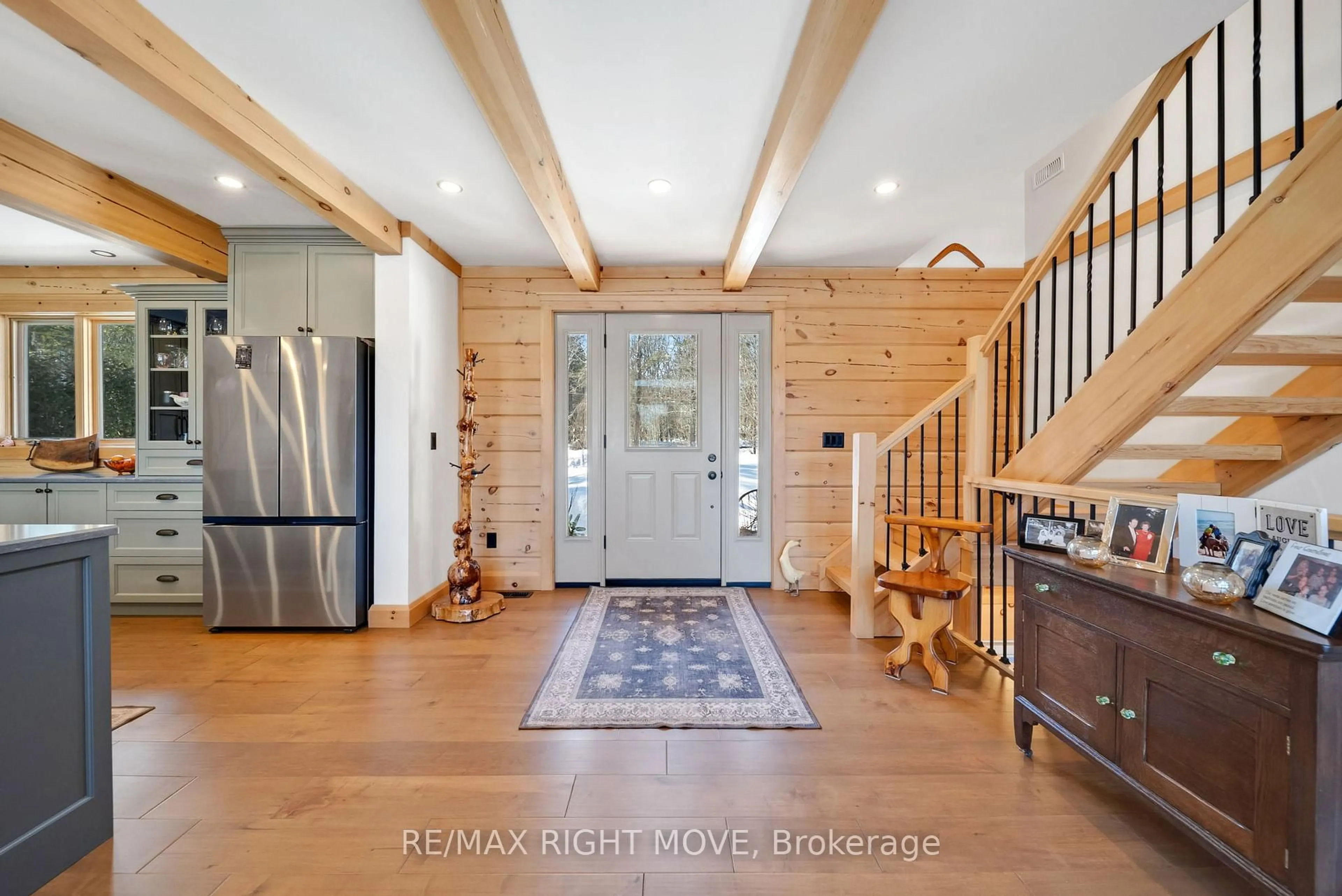 Indoor entryway for 1935 Mcleod Dr, Severn Ontario P0E 1N0
