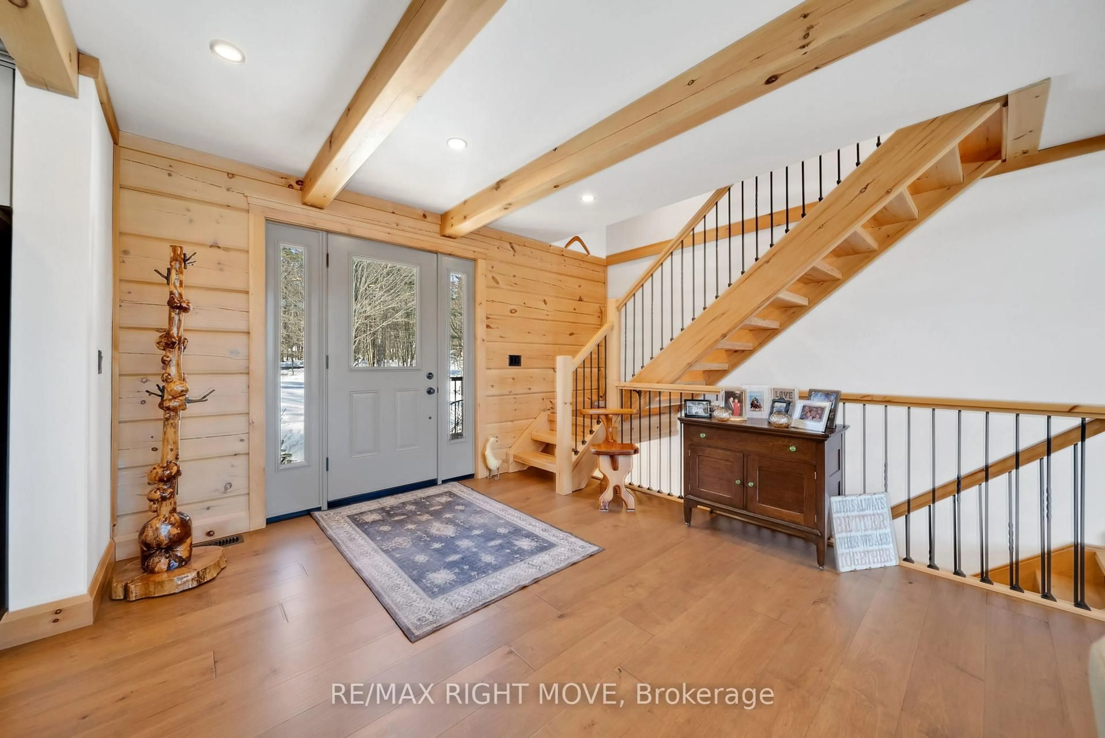 Indoor entryway for 1935 Mcleod Dr, Severn Ontario P0E 1N0