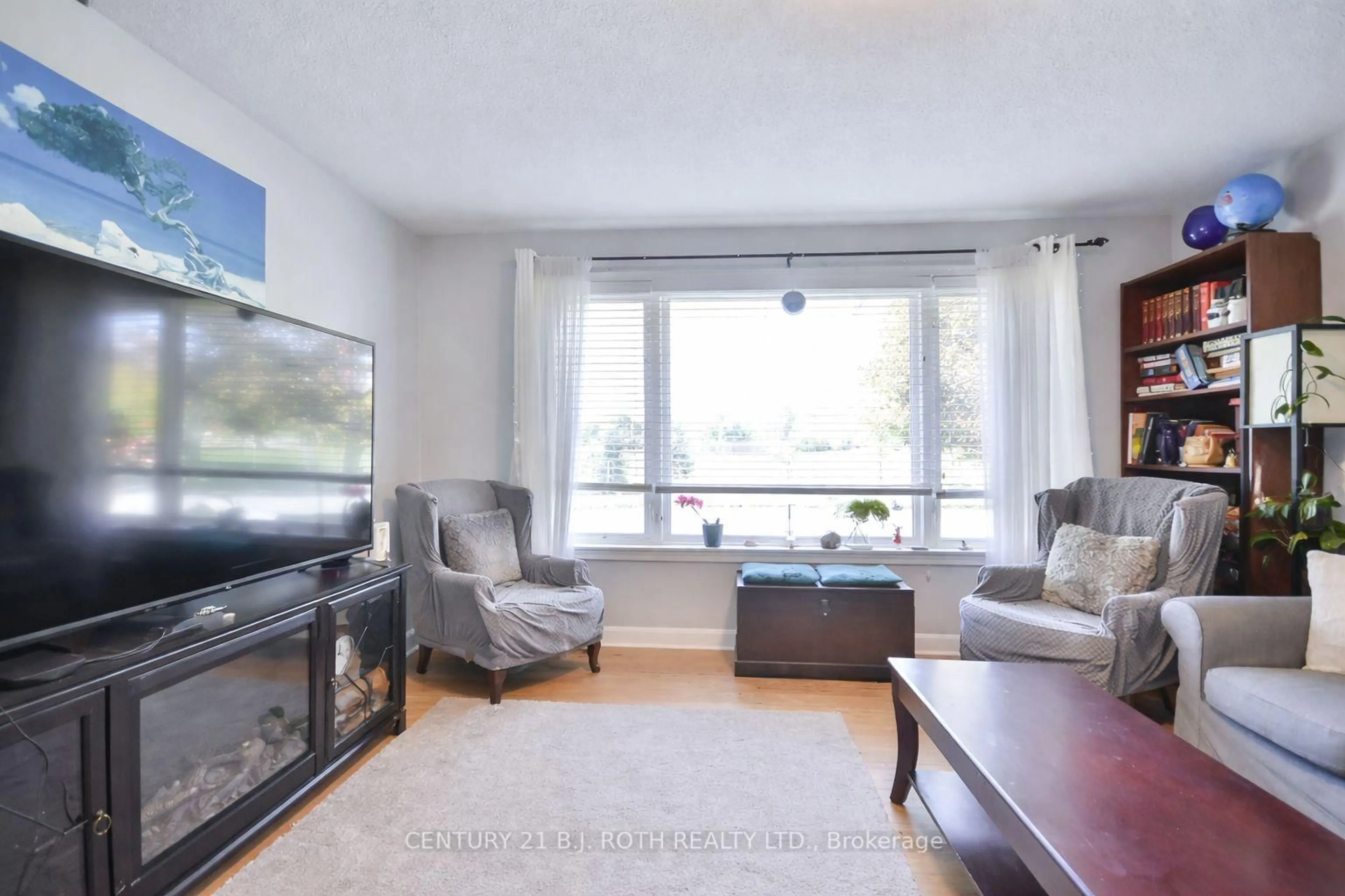 Living room with furniture, wood/laminate floor for 63 Davidson St, Barrie Ontario L4M 3S2