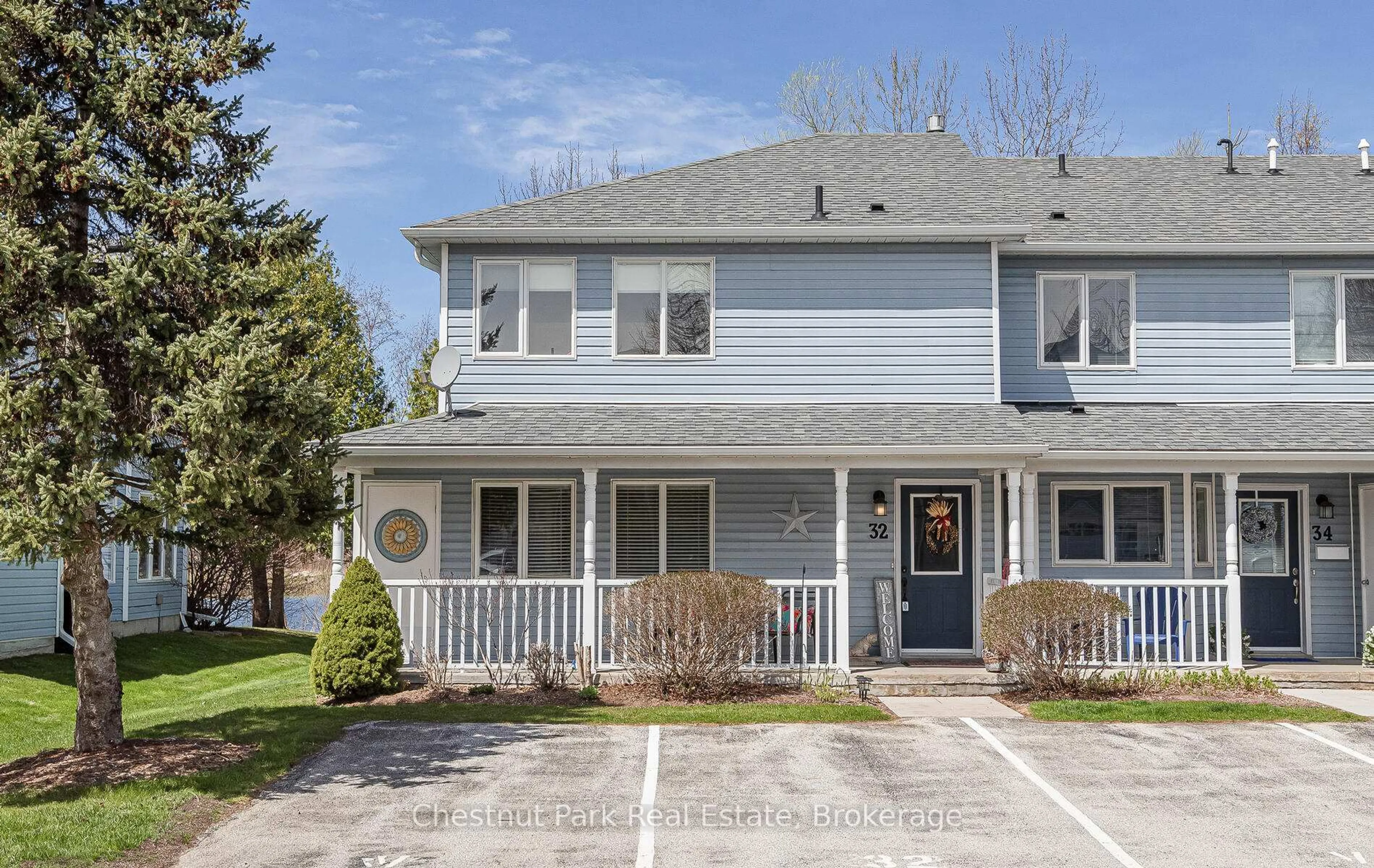 Home with vinyl exterior material, street for 32 Valleymede Crt, Collingwood Ontario L9Y 5E4