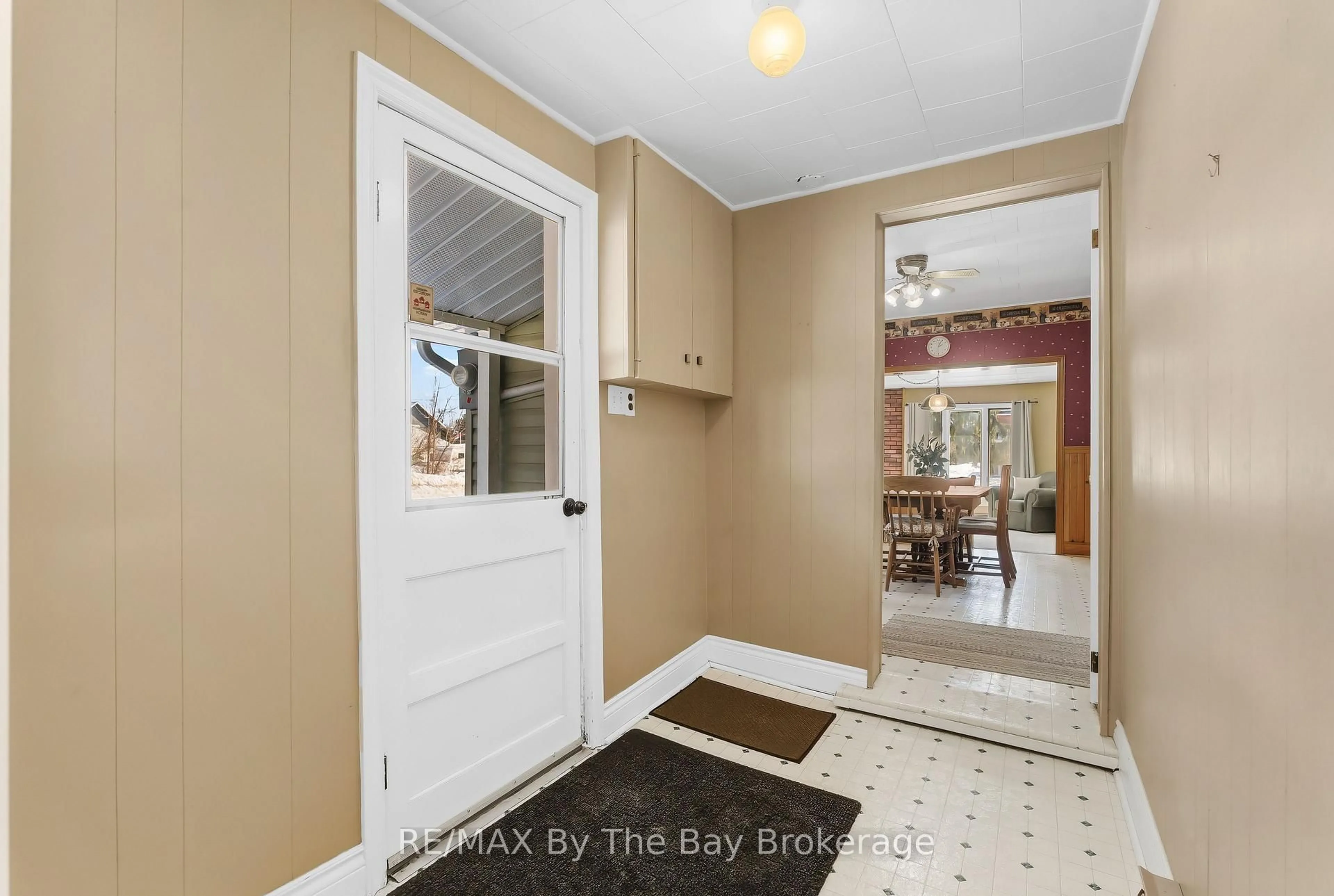 Indoor entryway for 10 Wellington St, Clearview Ontario L0M 1G0
