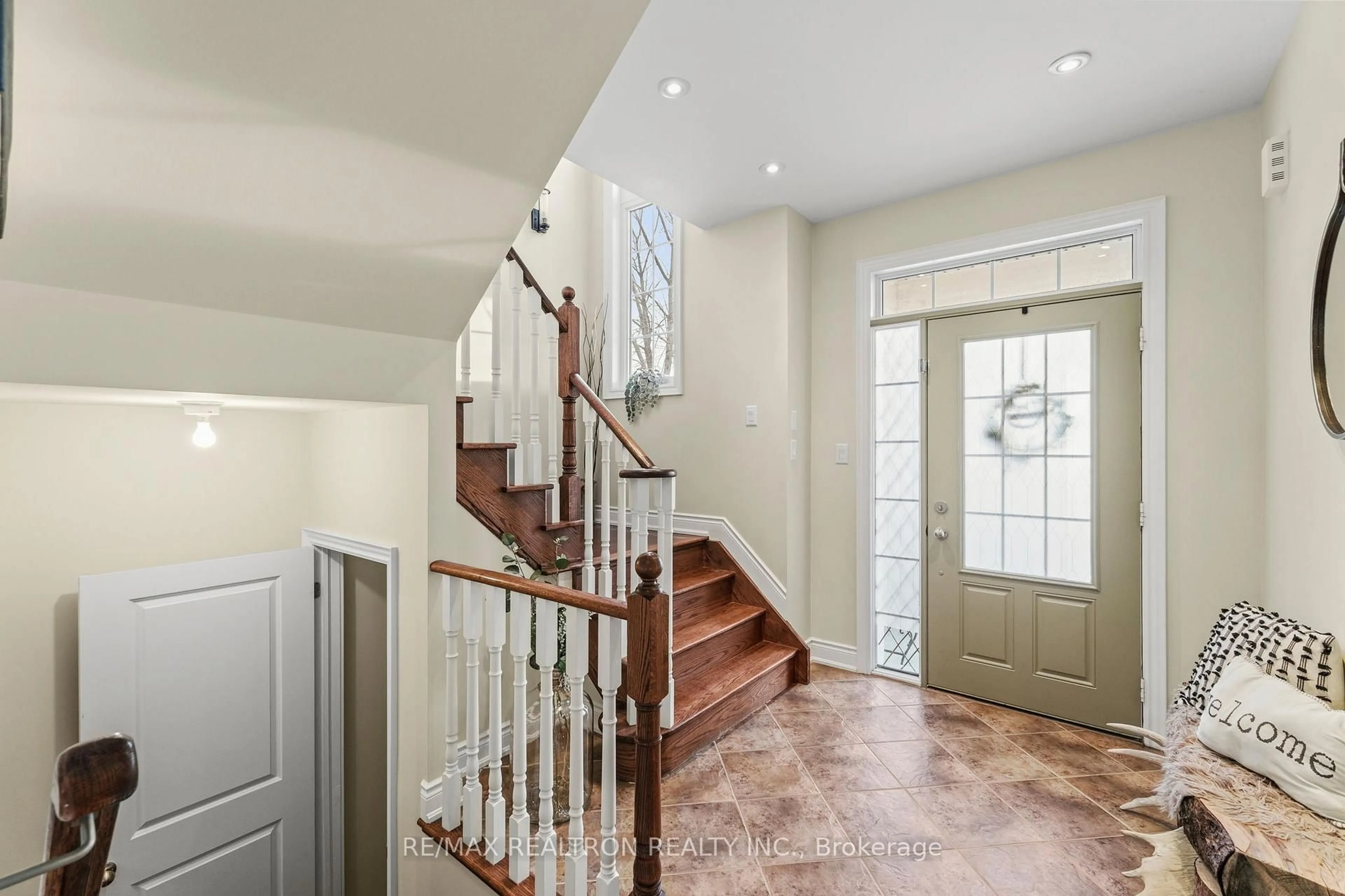 Indoor entryway for 41 Christy Dr, Wasaga Beach Ontario L9Z 0E5