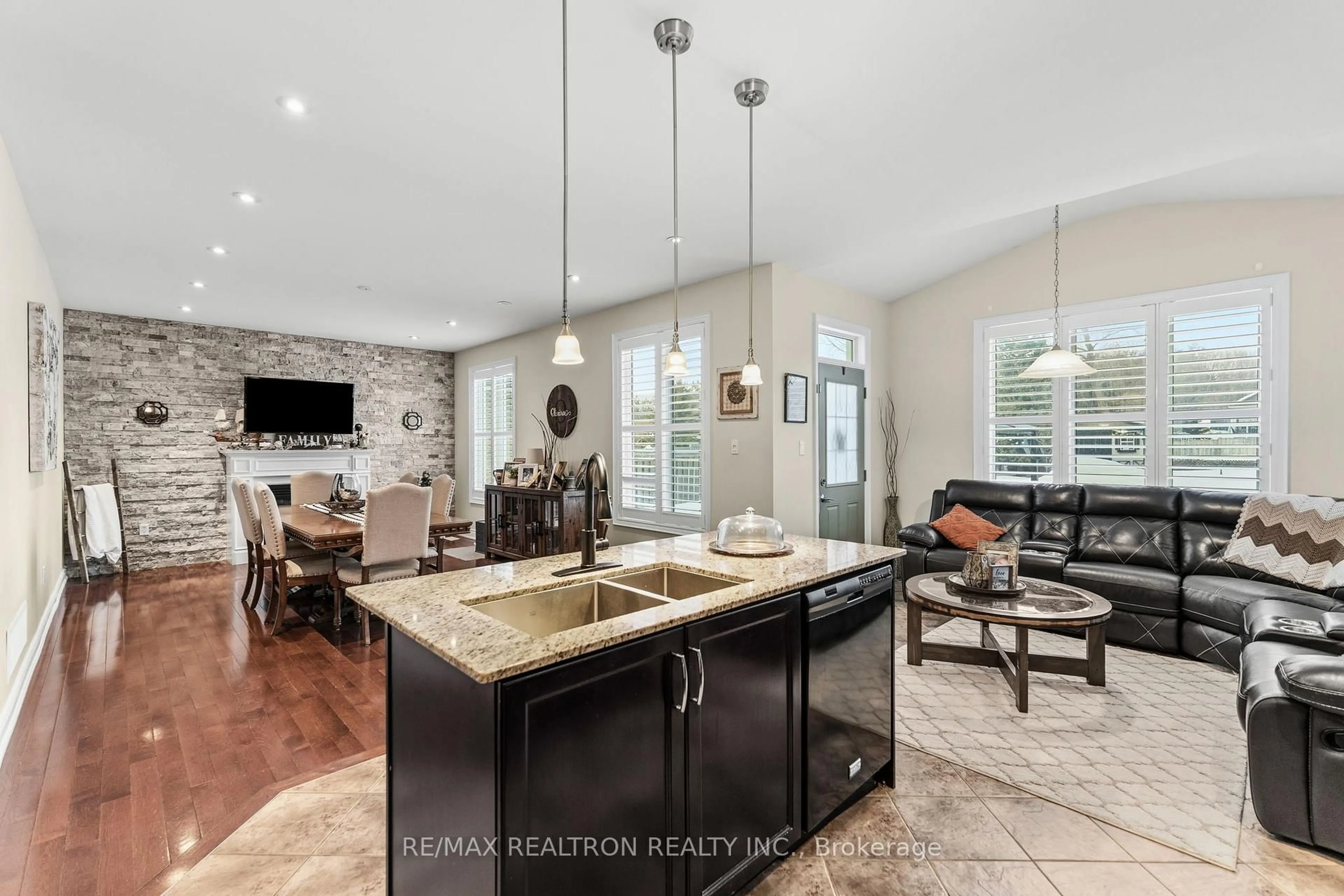 Open concept kitchen, ceramic/tile floor for 41 Christy Dr, Wasaga Beach Ontario L9Z 0E5