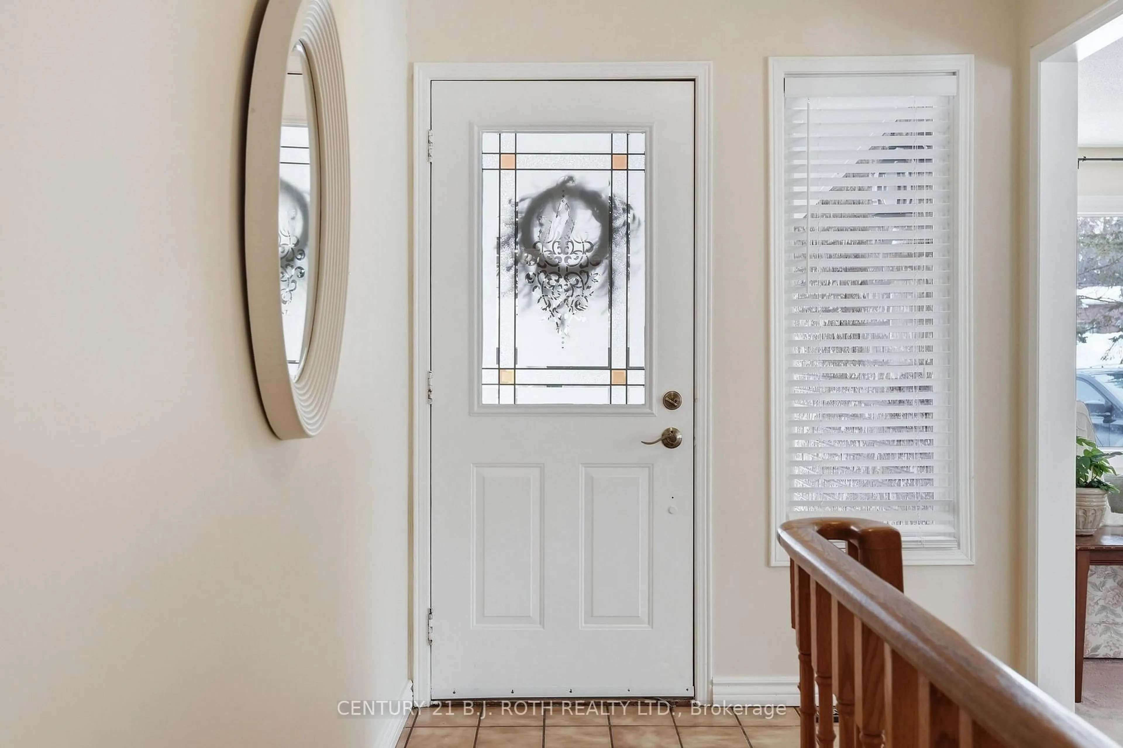 Indoor entryway for 25 Autumn Lane, Barrie Ontario L4N 6G8