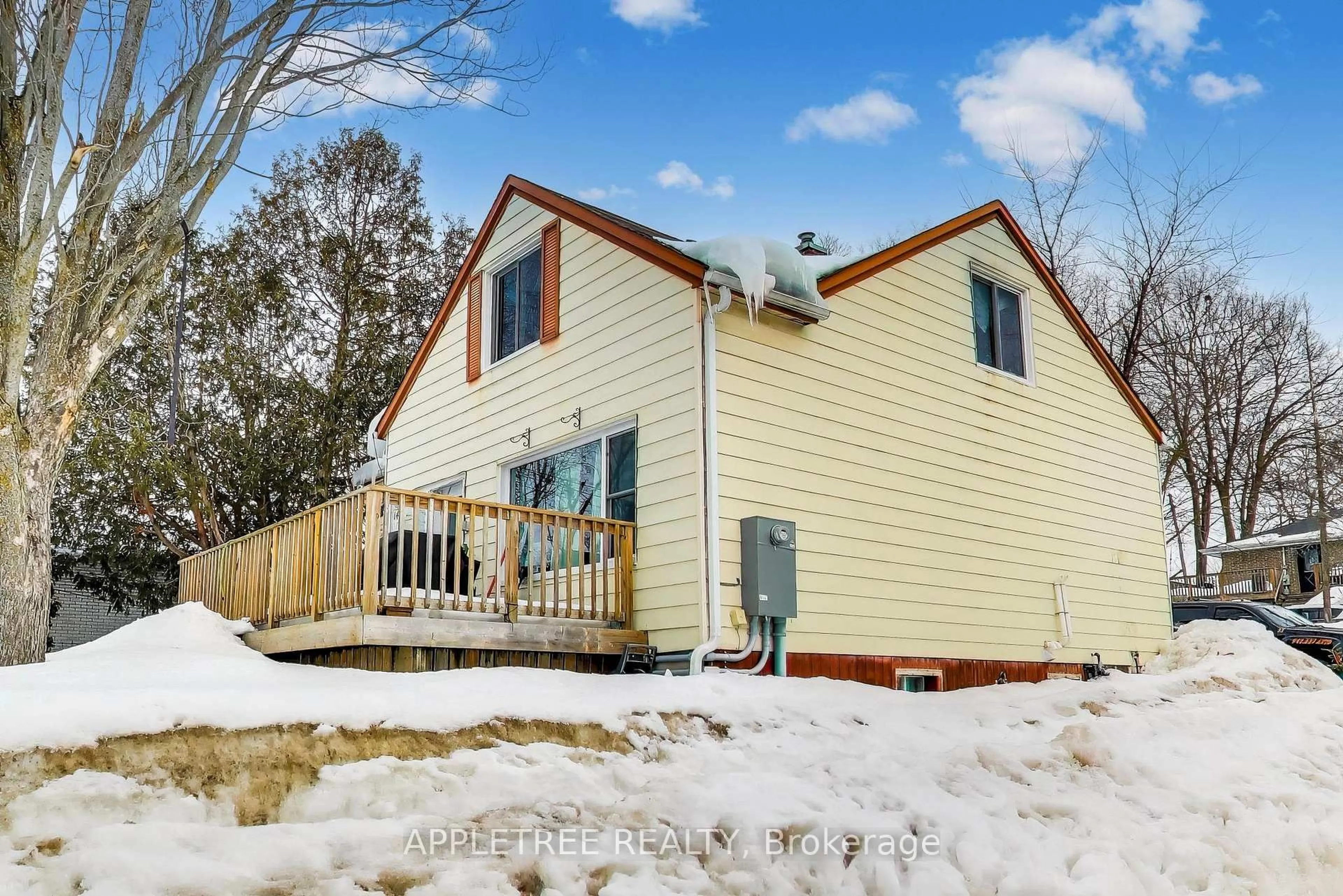 Home with vinyl exterior material, street for 147 Berczy St, Barrie Ontario L4M 3R5