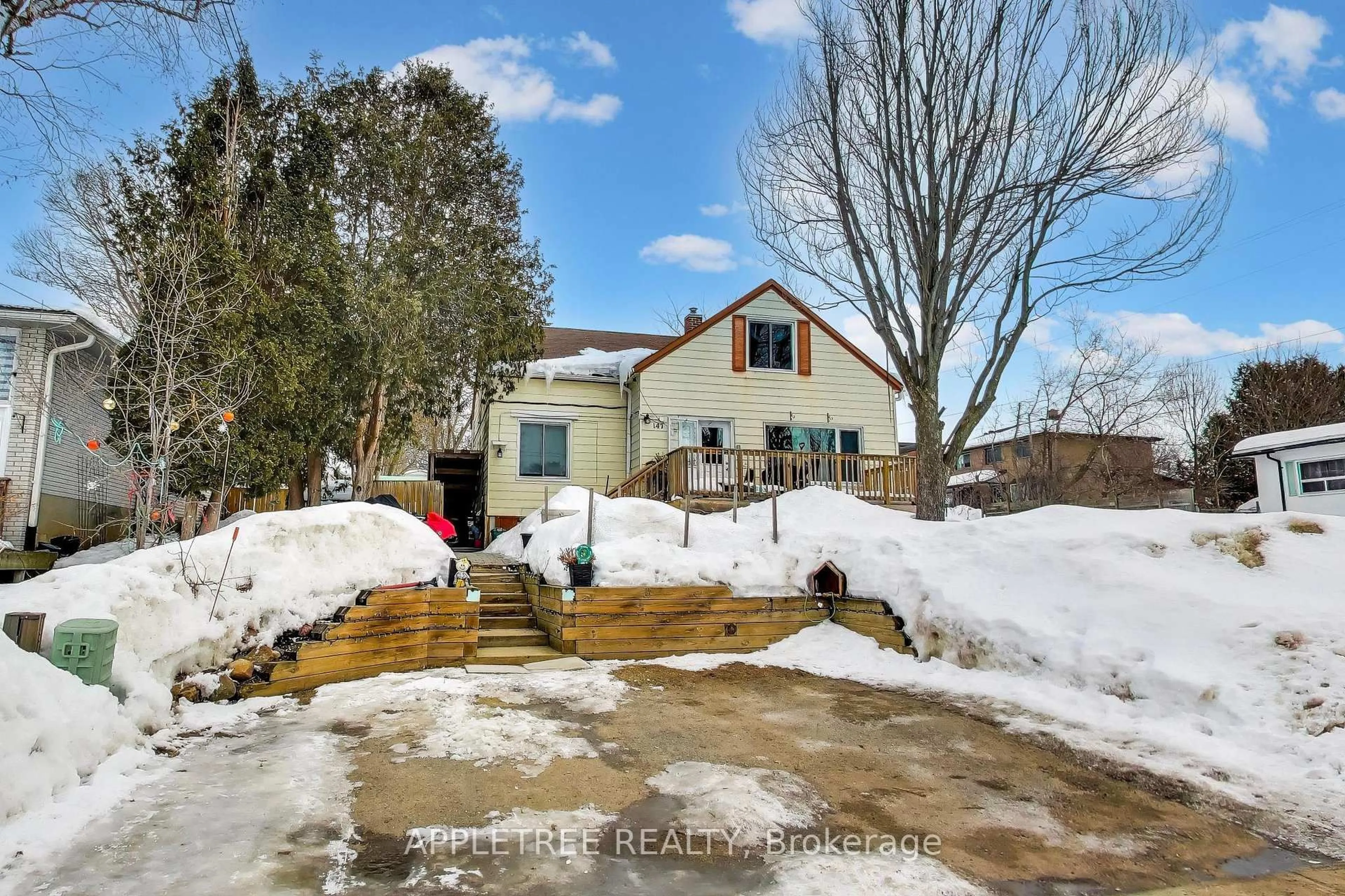 A pic from outside/outdoor area/front of a property/back of a property/a pic from drone, street for 147 Berczy St, Barrie Ontario L4M 3R5