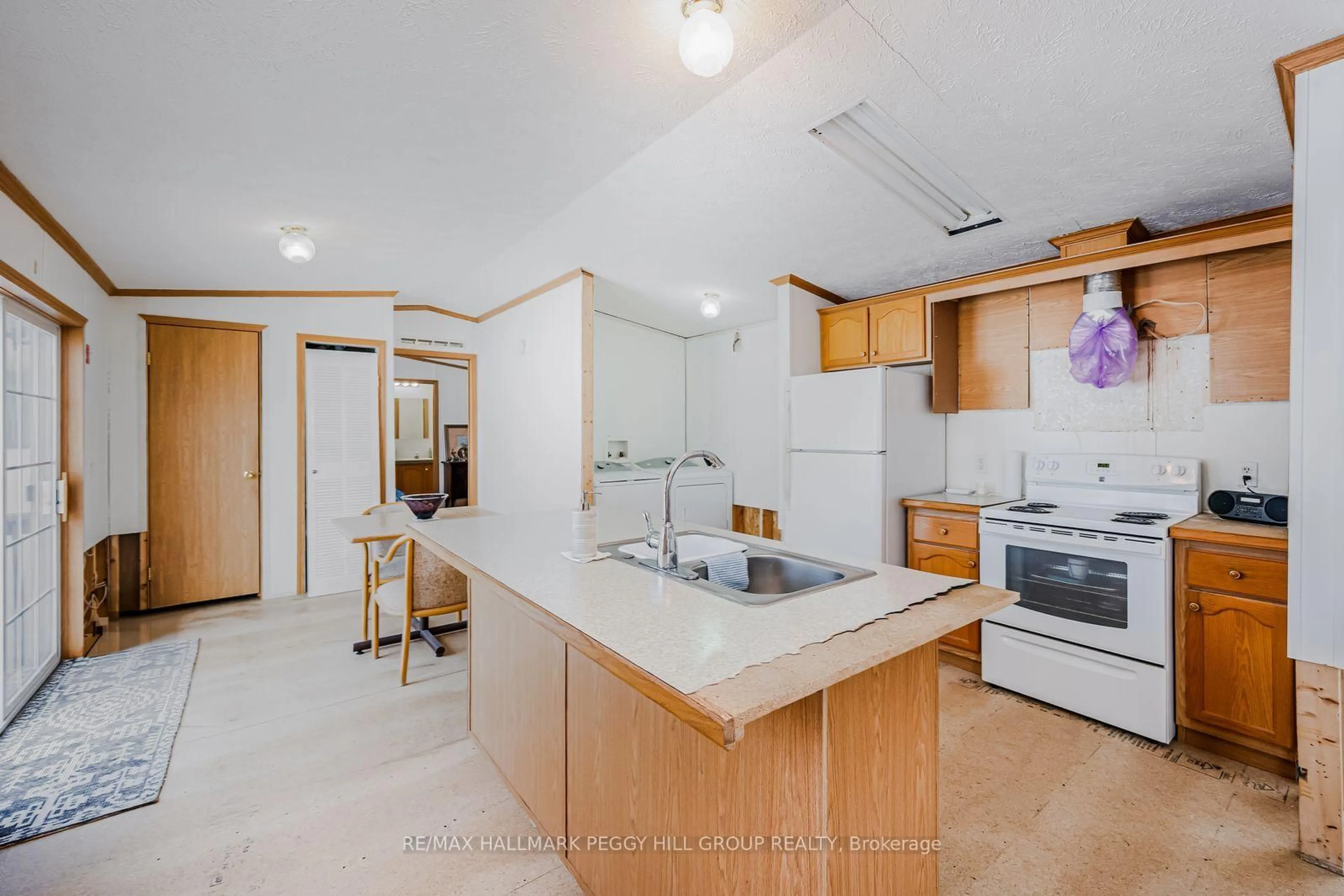 Standard kitchen, unknown for 4105 Haines St, Severn Ontario L3V 0V4