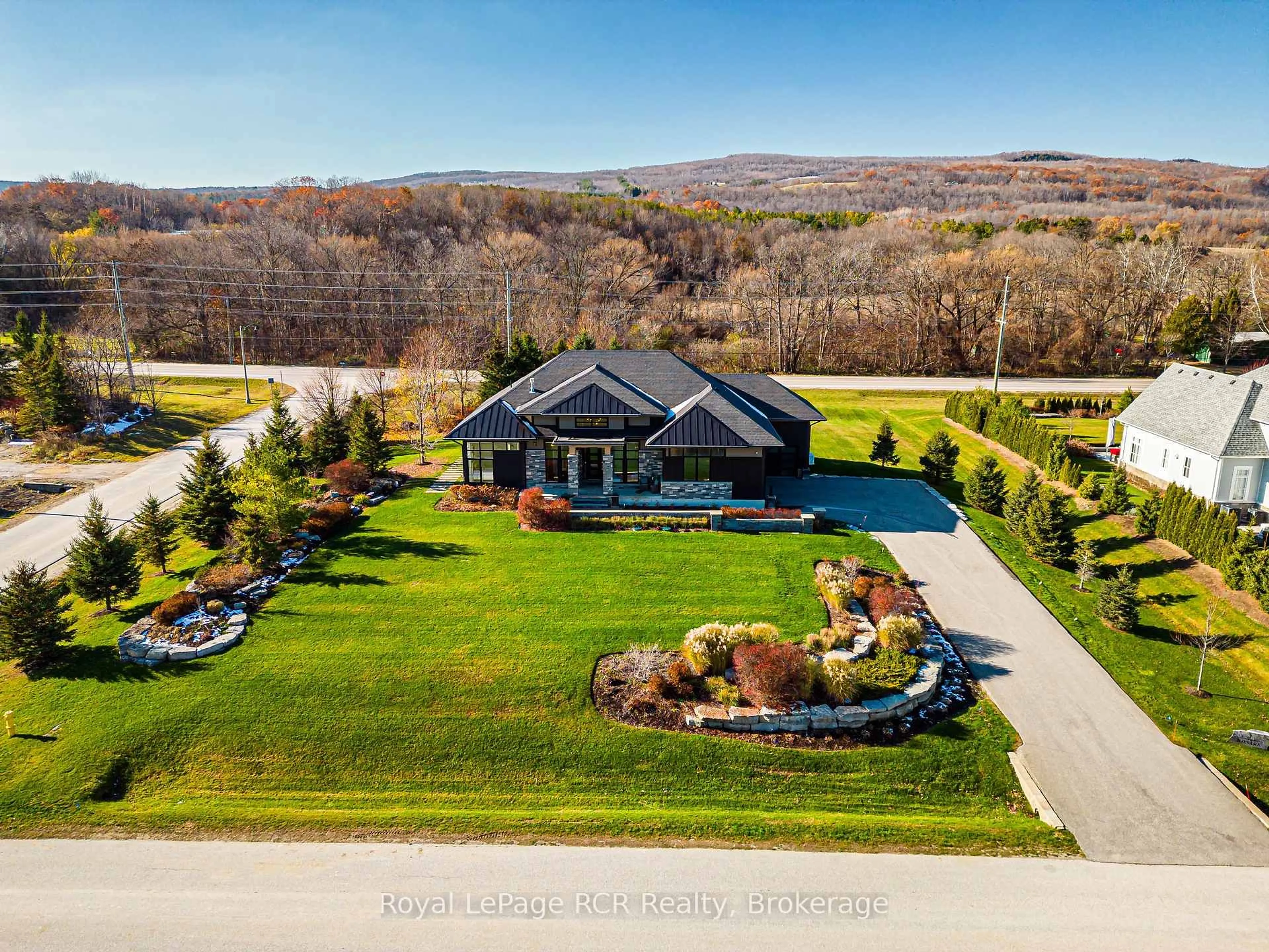 A pic from outside/outdoor area/front of a property/back of a property/a pic from drone, unknown for 1 Windrose Valley Blvd, Clearview Ontario L9Y 0K2