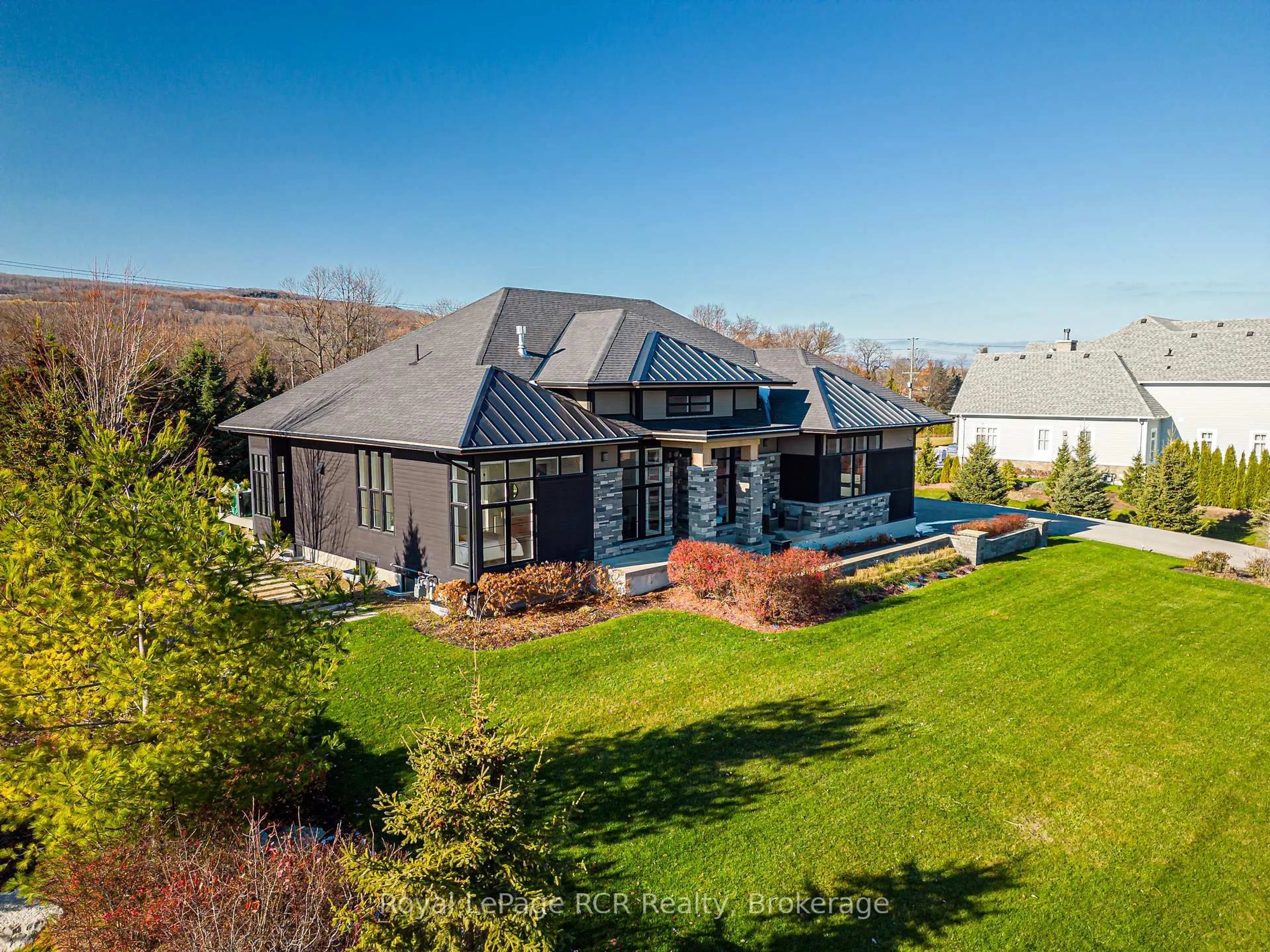 A pic from outside/outdoor area/front of a property/back of a property/a pic from drone, mountain view for 1 Windrose Valley Blvd, Clearview Ontario L9Y 0K2