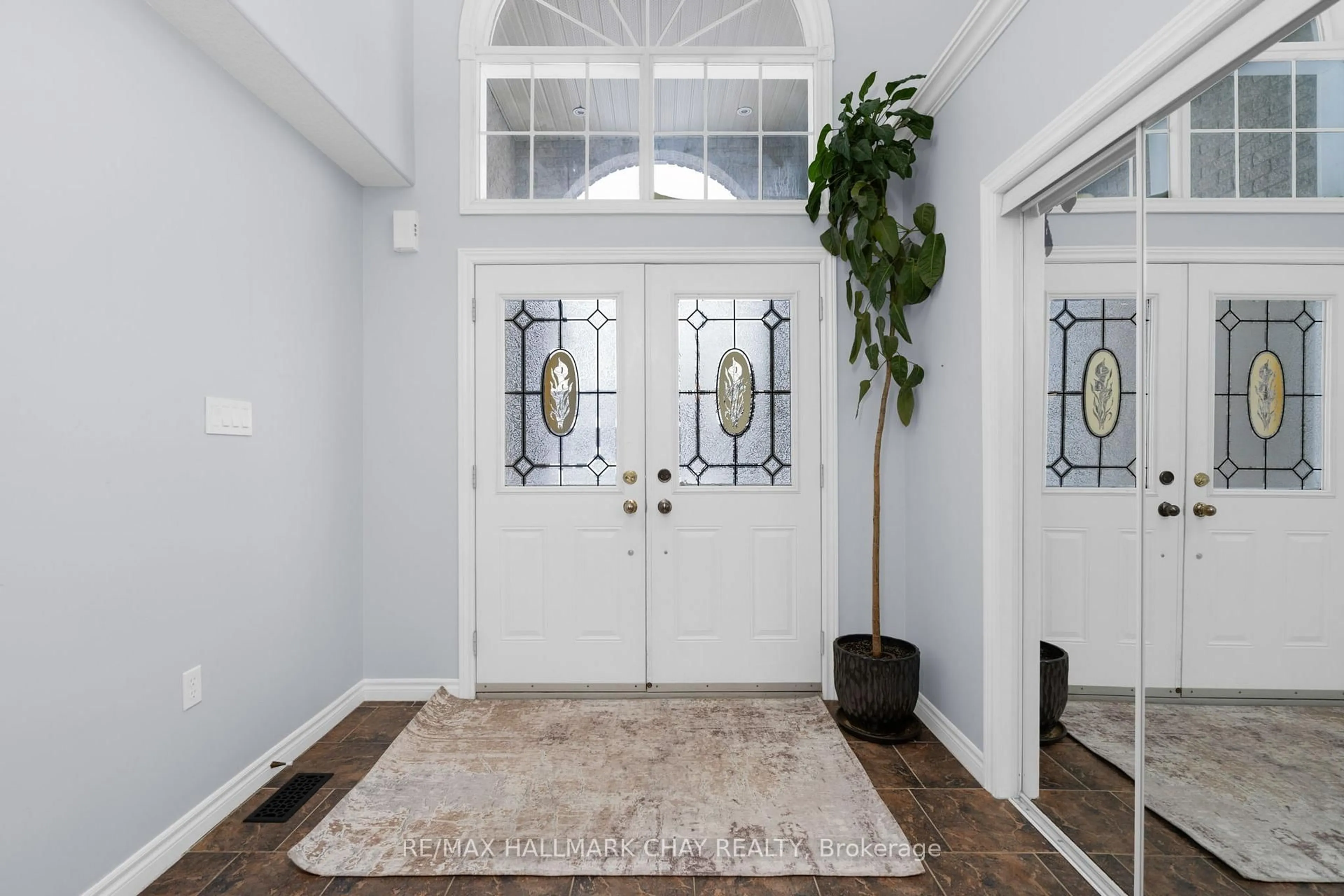 Indoor entryway for 77 Sovereign's Gate, Barrie Ontario L4N 0Y9