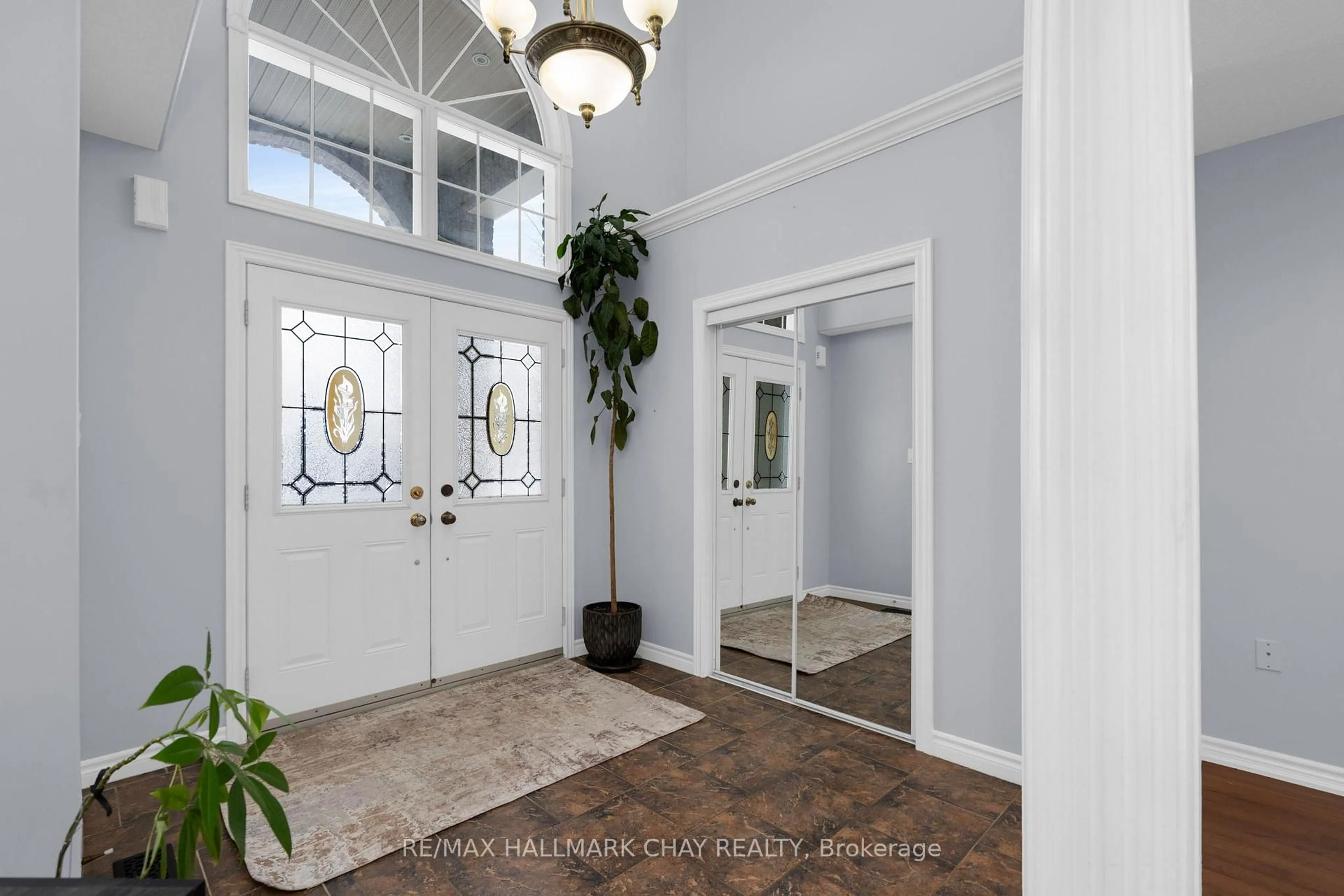 Indoor entryway for 77 Sovereign's Gate, Barrie Ontario L4N 0Y9