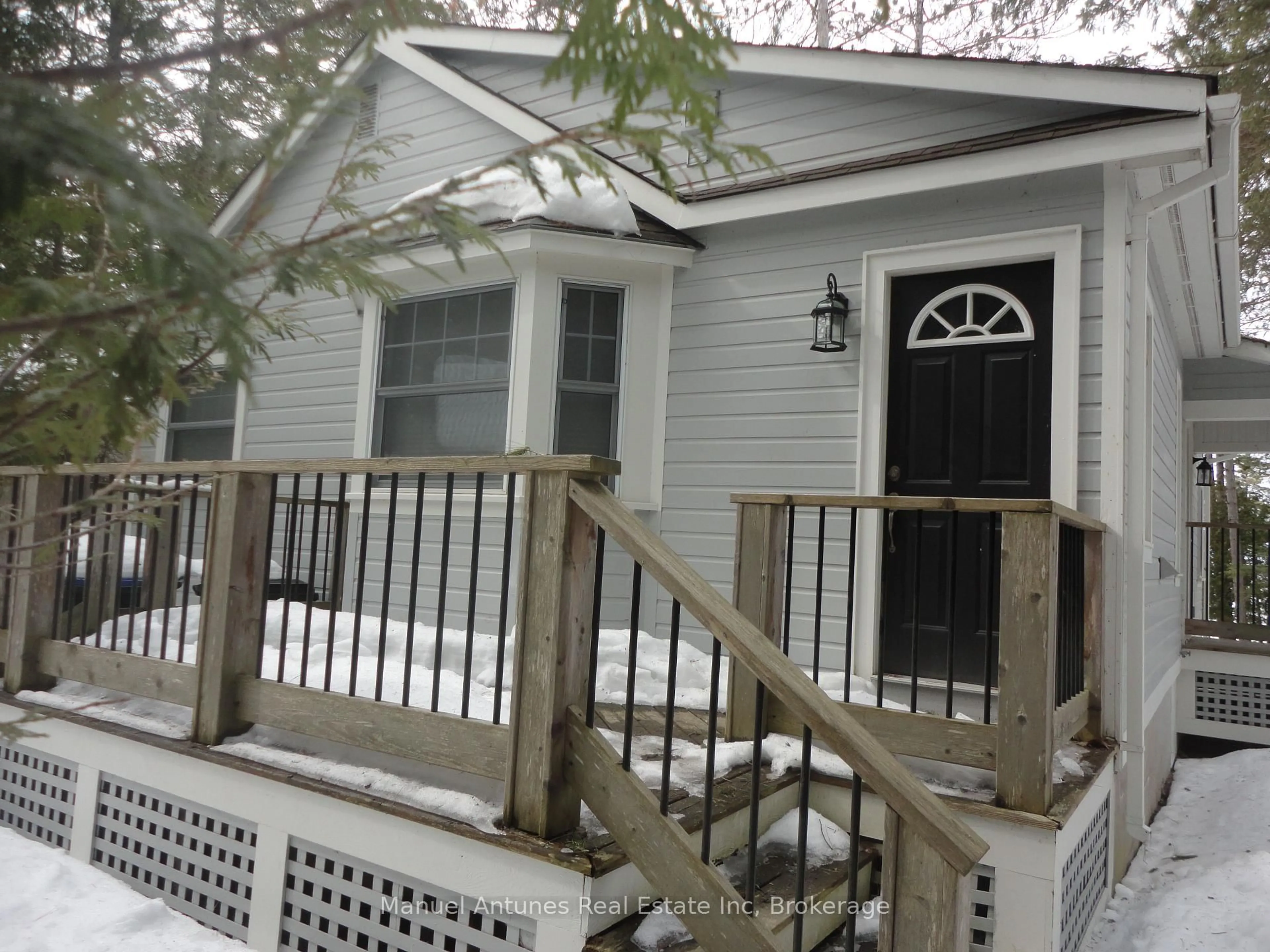 Home with vinyl exterior material, street for 829 River Rd, Wasaga Beach Ontario L9Z 2M7