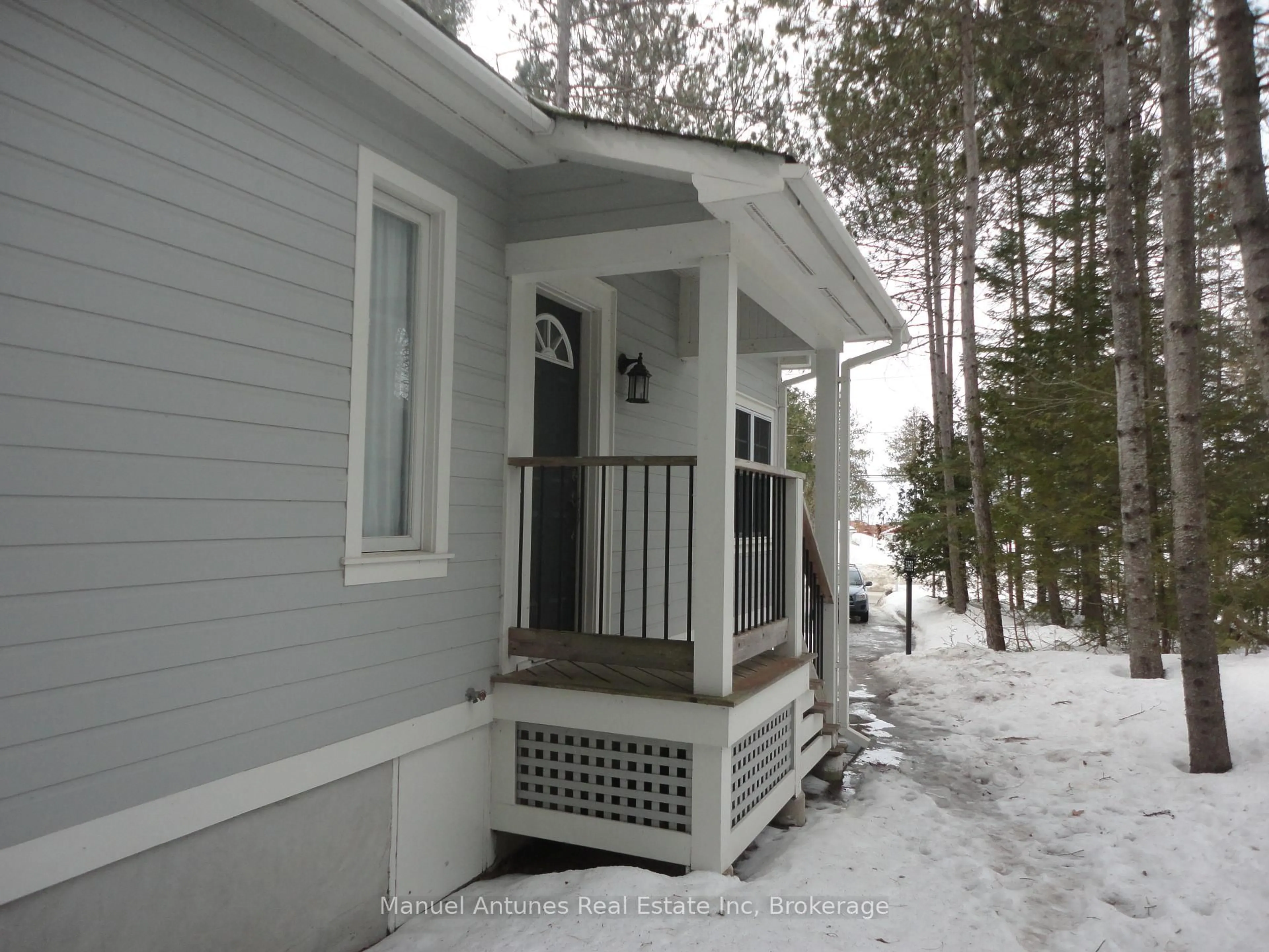 Home with vinyl exterior material, street for 829 River Rd, Wasaga Beach Ontario L9Z 2M7