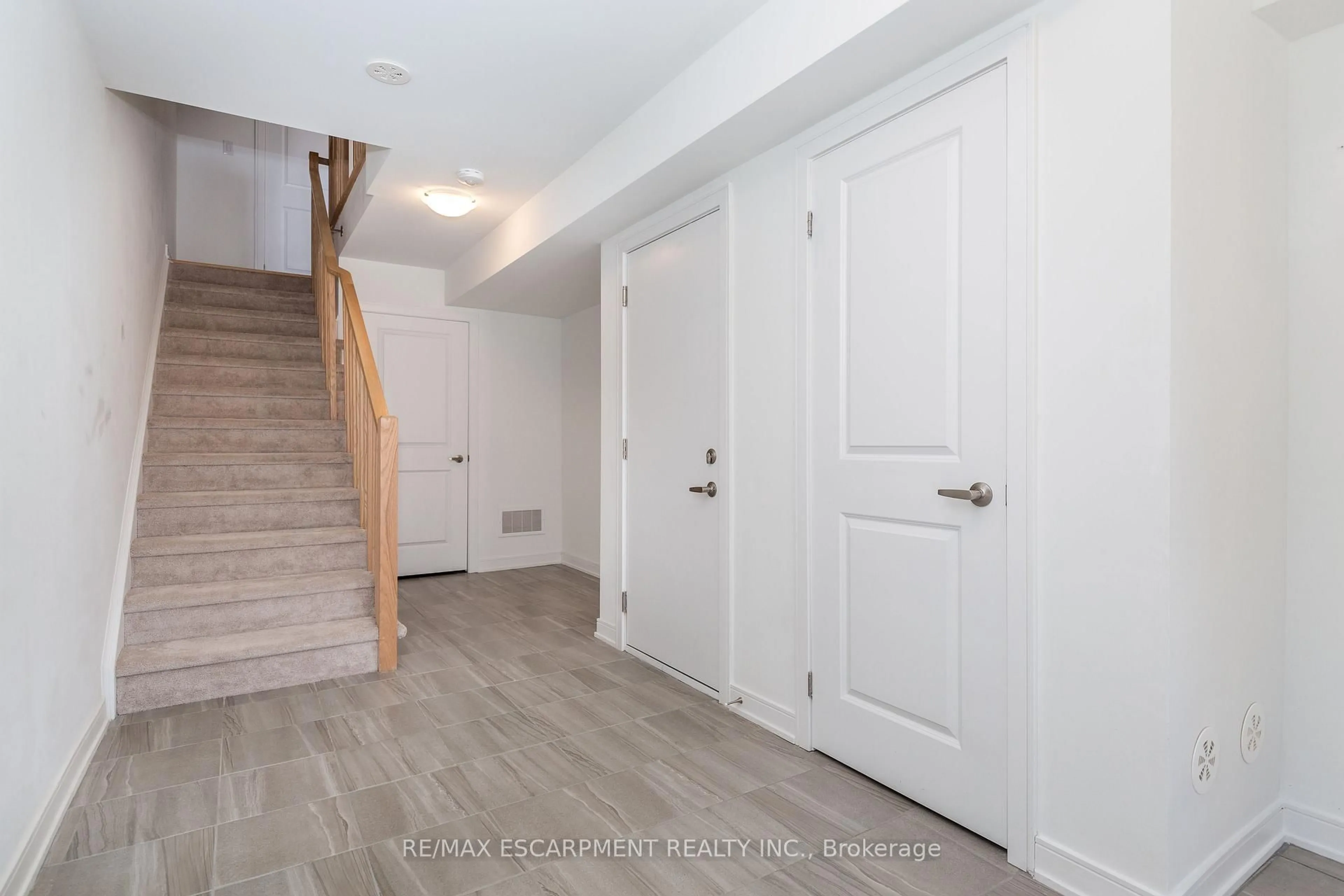 Indoor entryway for 33 Red Maple Lane, Barrie Ontario L9J 0N4