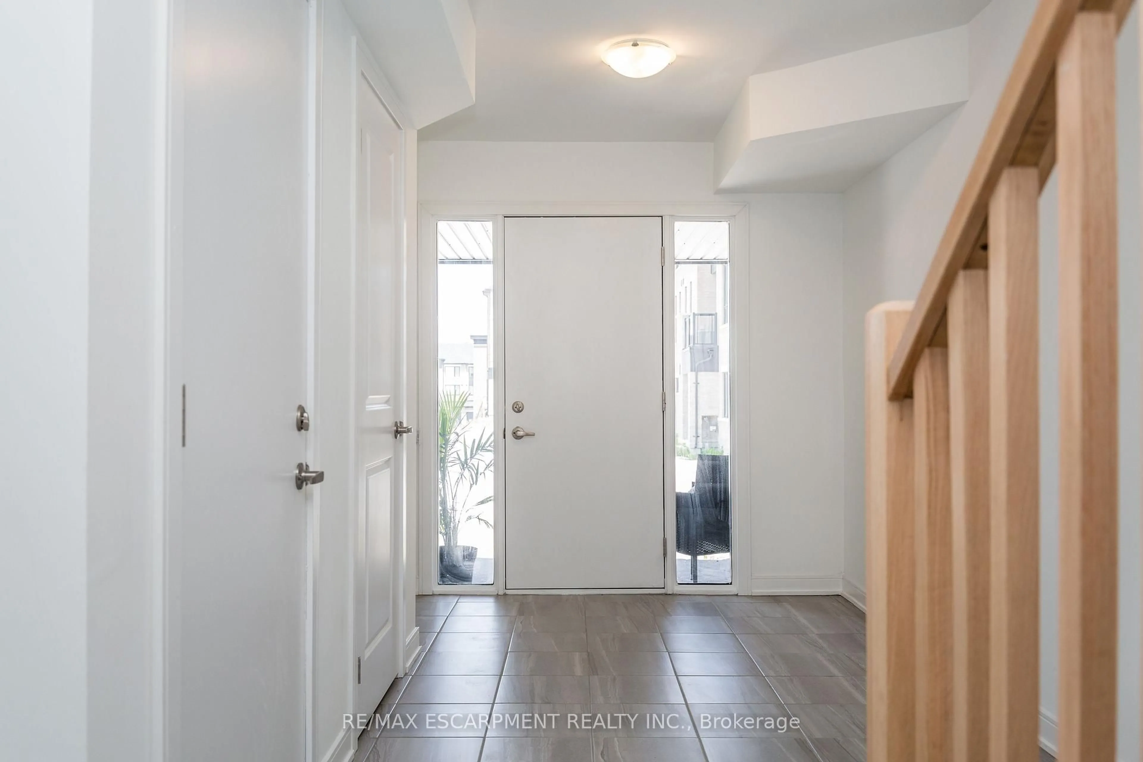 Indoor entryway for 33 Red Maple Lane, Barrie Ontario L9J 0N4