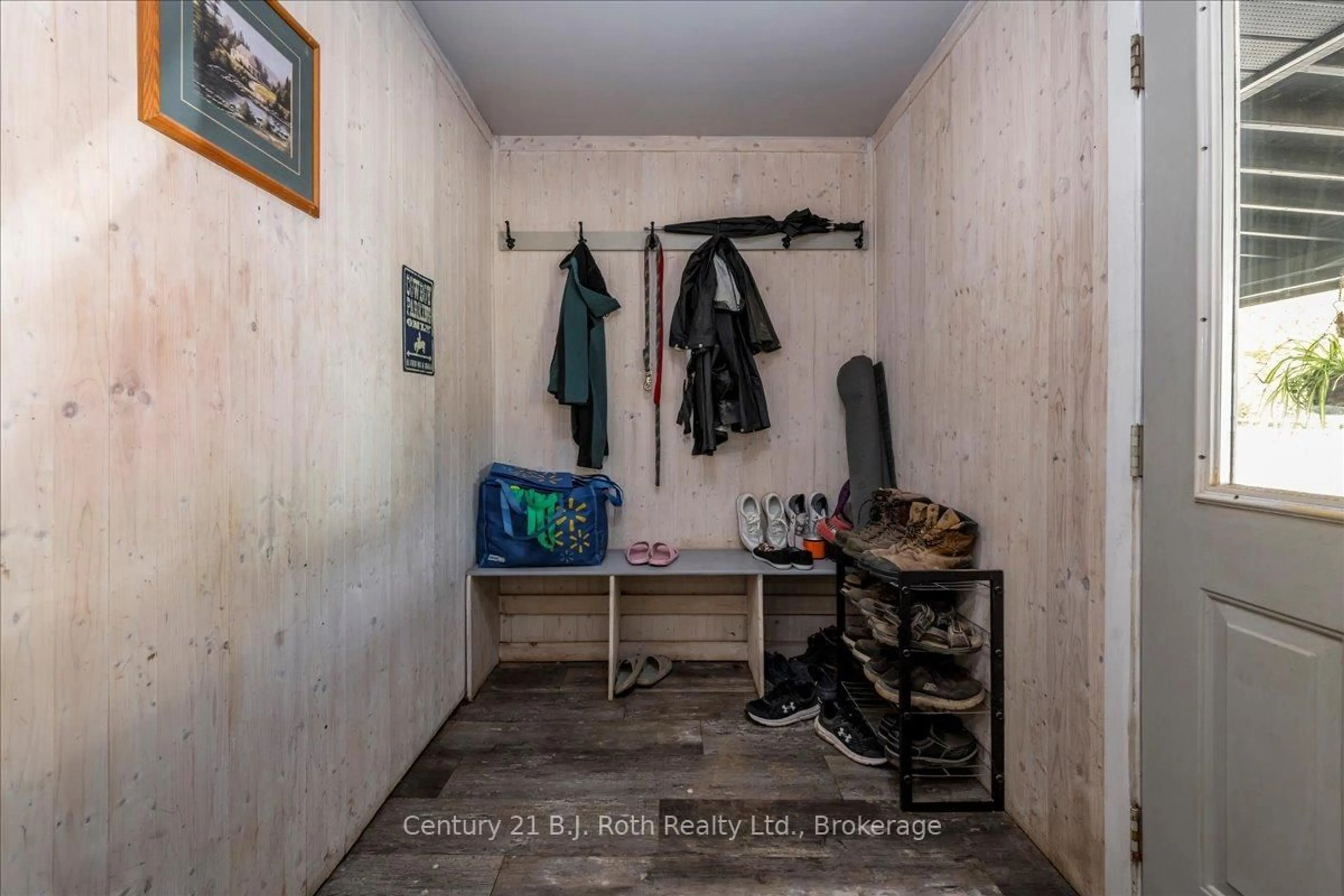 Indoor entryway for 2286 Flos 10 Rd, Springwater Ontario L0L 1P0