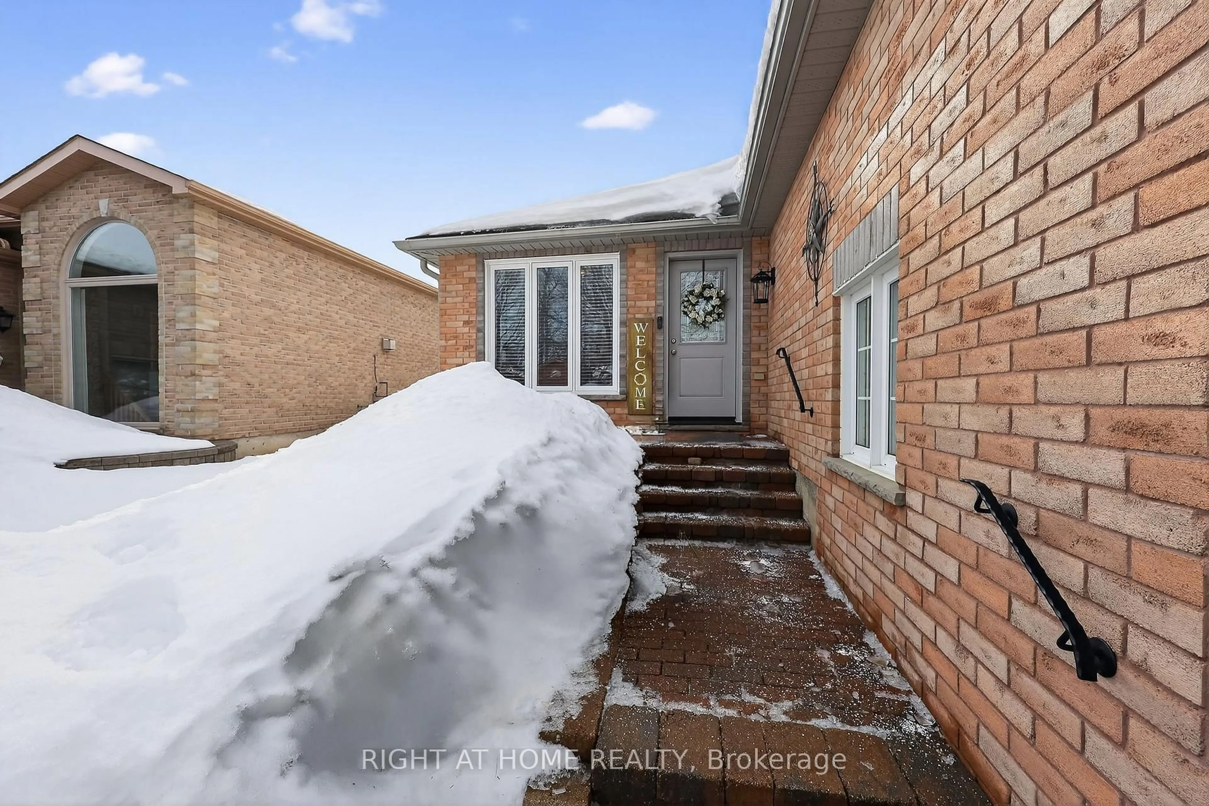 A pic from outside/outdoor area/front of a property/back of a property/a pic from drone, street for 102 Monique Cres, Barrie Ontario L4M 6Y5