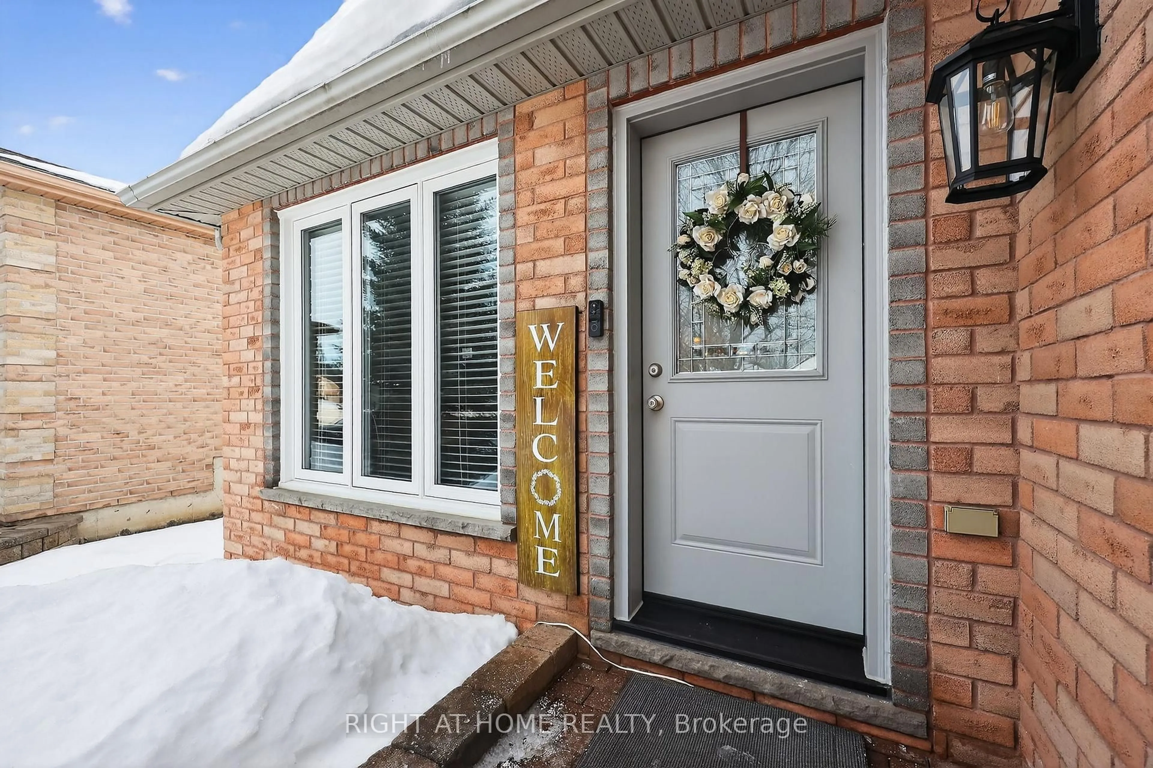 Indoor entryway for 102 Monique Cres, Barrie Ontario L4M 6Y5