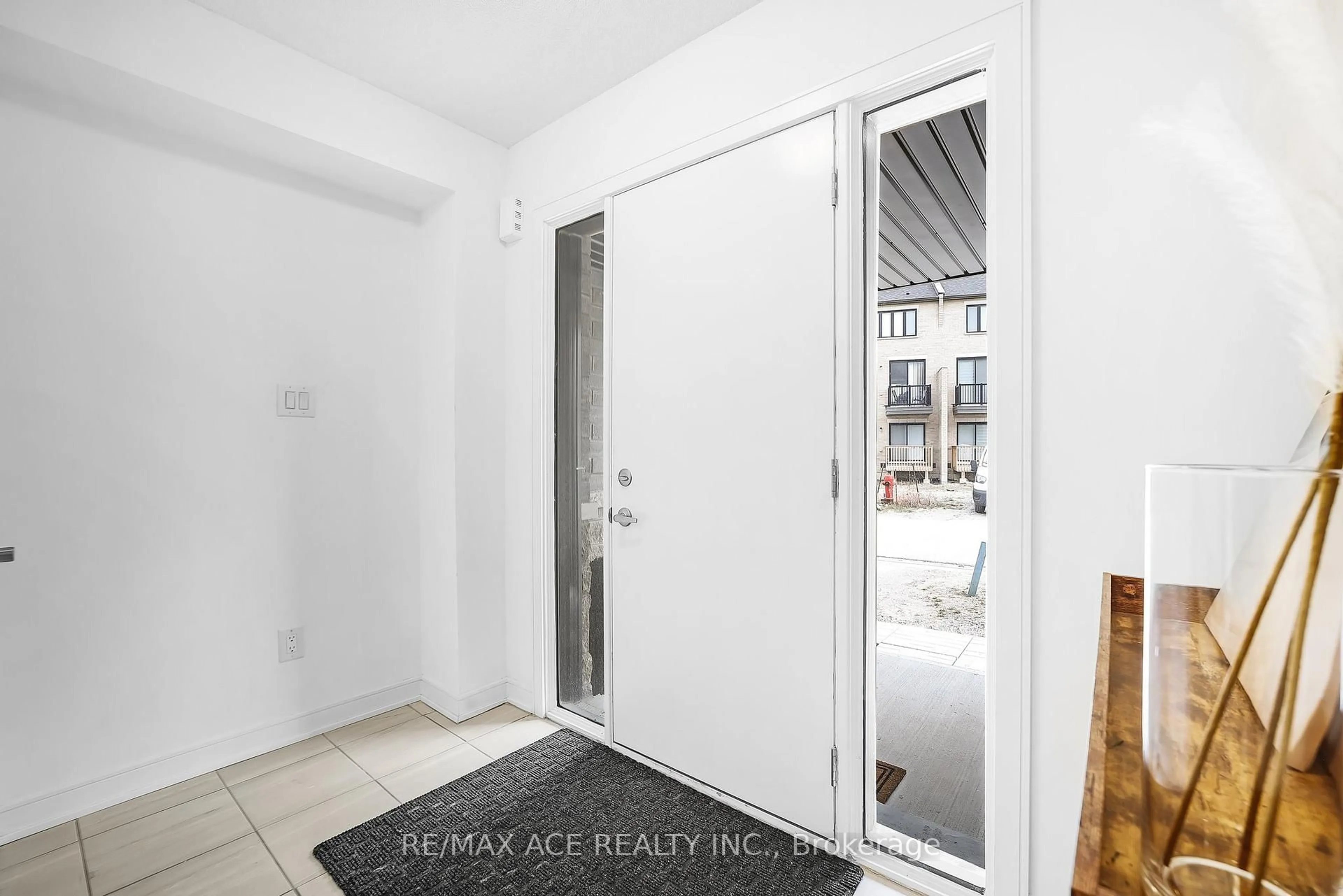 Indoor entryway for 24 Spry Lane, Barrie Ontario L9J 0N6