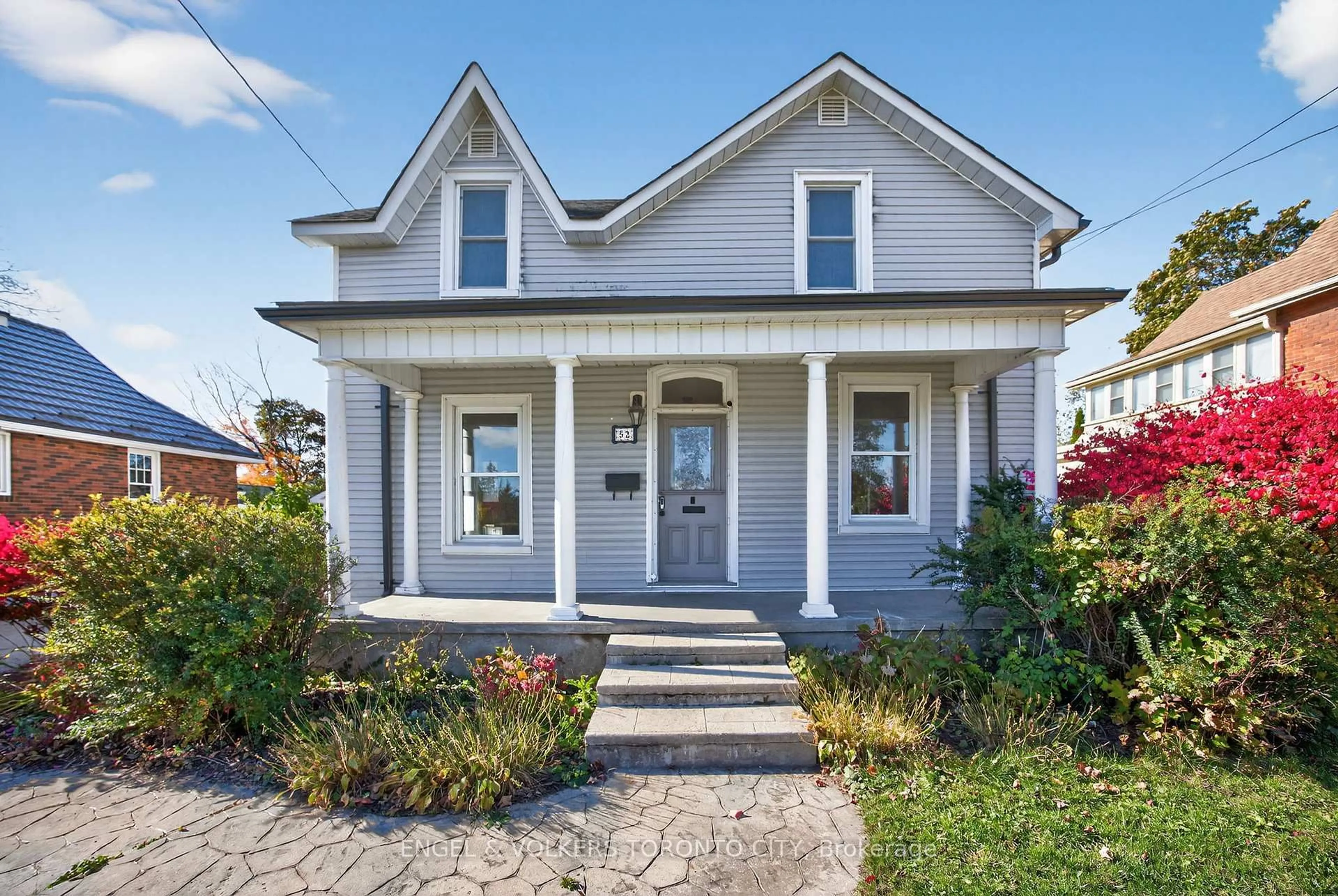 Home with vinyl exterior material, street for 52 Parkside Dr, Barrie Ontario L4N 1W9