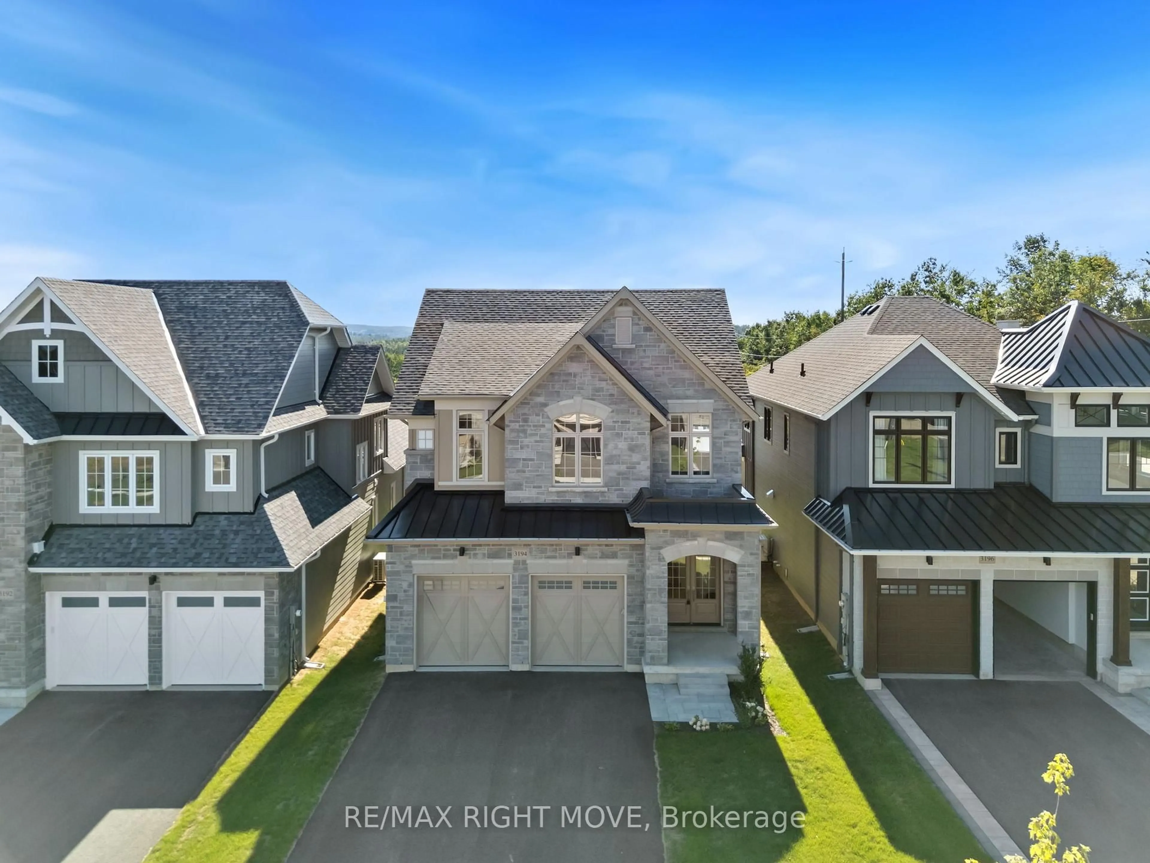 A pic from outside/outdoor area/front of a property/back of a property/a pic from drone, street for 3194 Orion Blvd, Orillia Ontario L3V 8M6