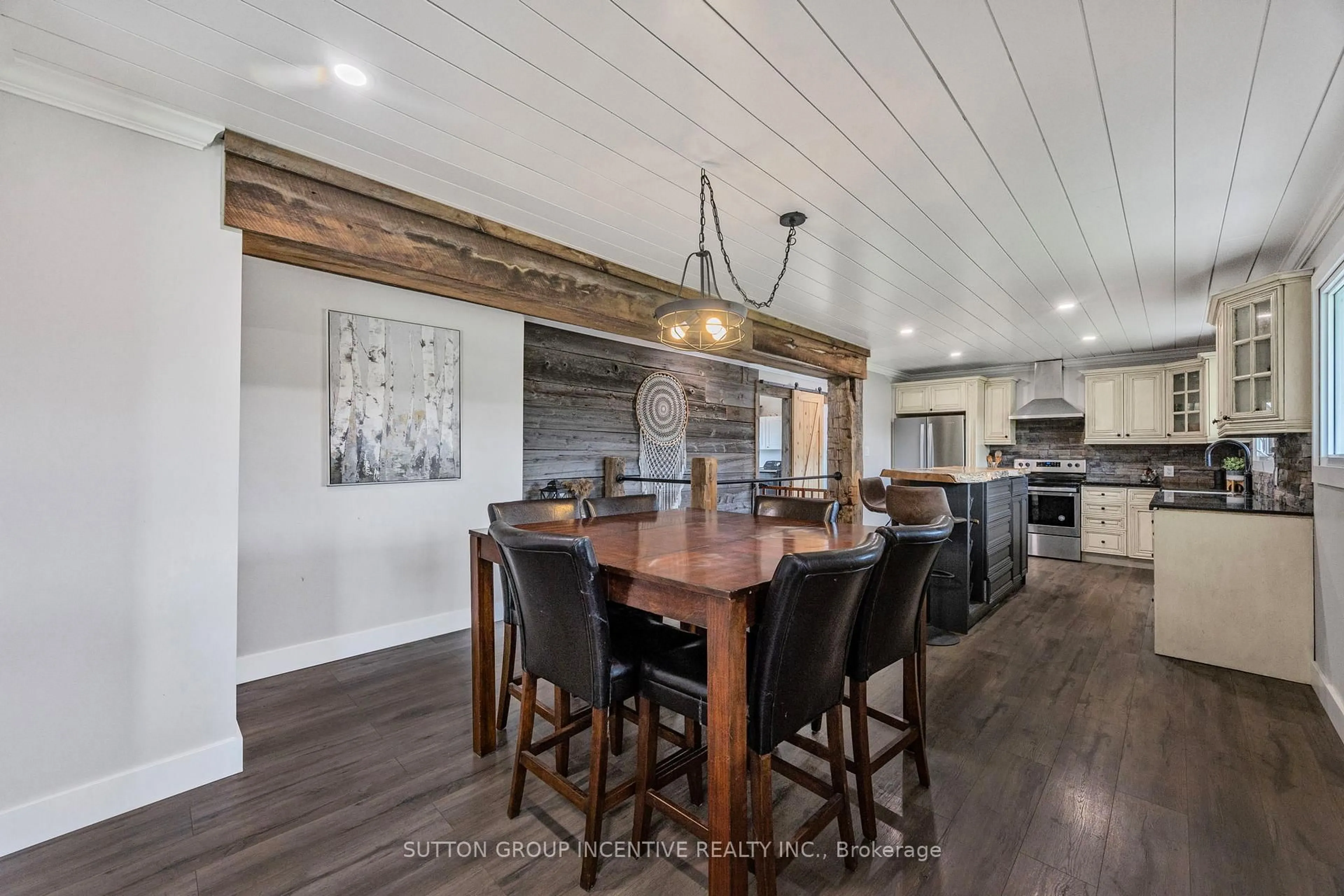 Open concept kitchen, wood/laminate floor for 2266 FOXMEAD Rd, Oro-Medonte Ontario L0K 1E0
