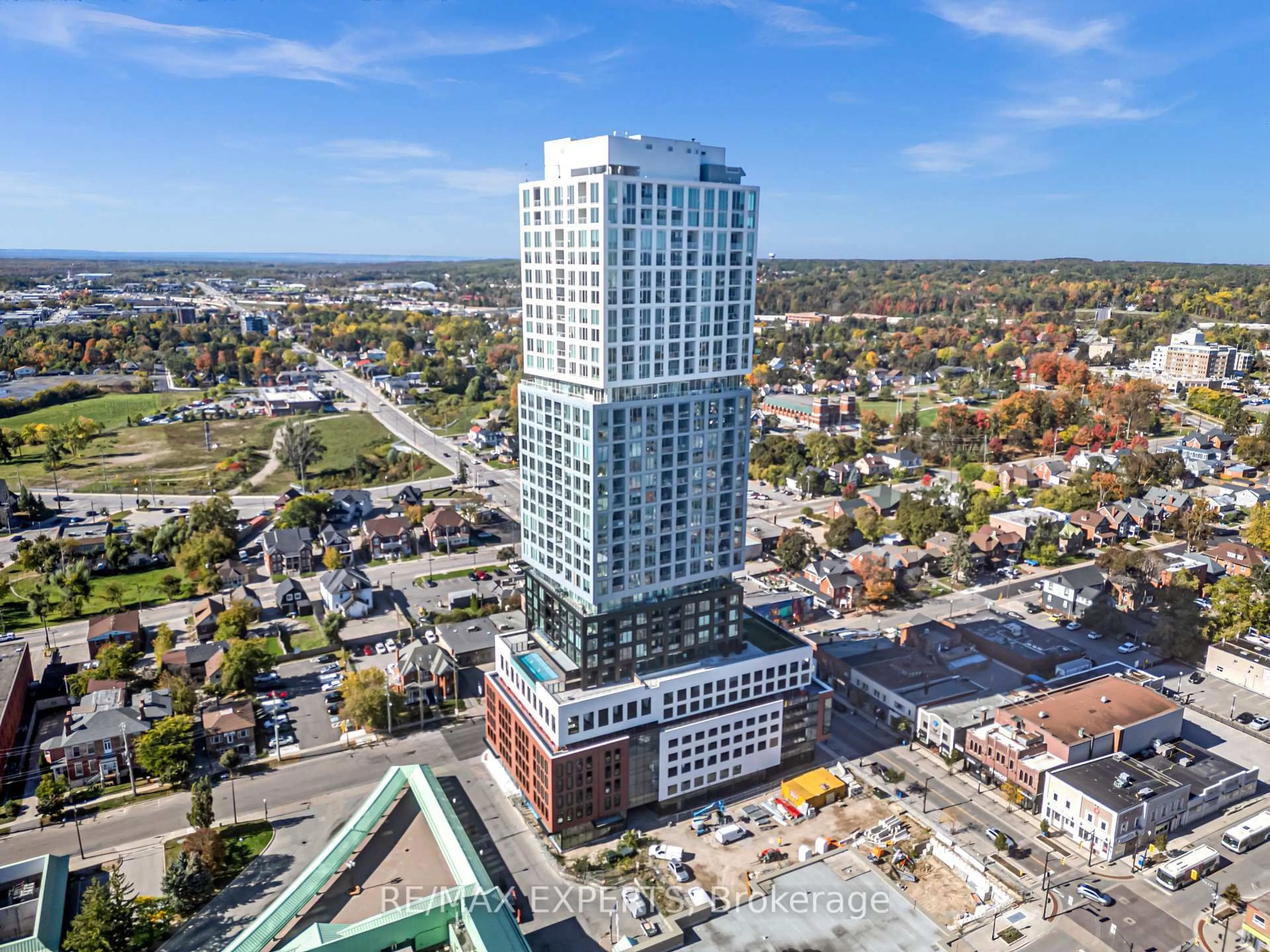 A pic from outside/outdoor area/front of a property/back of a property/a pic from drone, unknown for 39 Mary St #2102, Barrie Ontario L4N 1S9