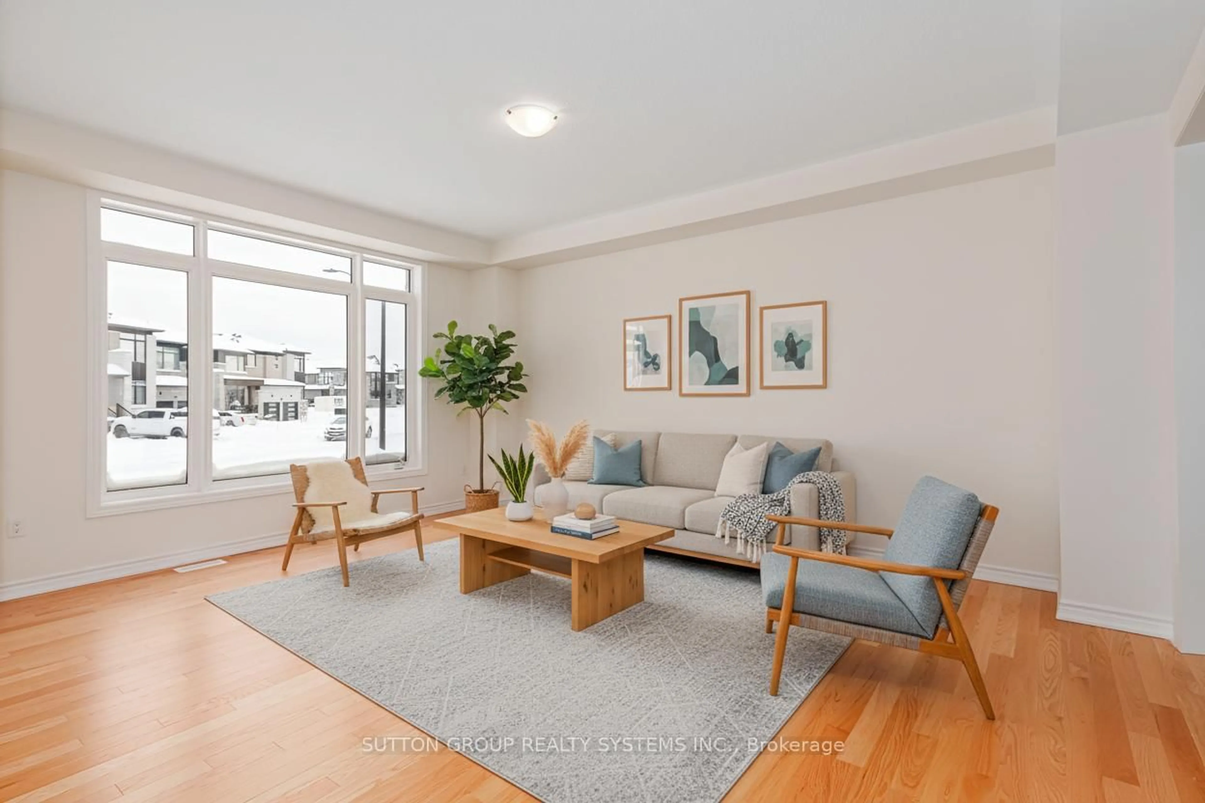 Living room with furniture, wood/laminate floor for 184 Roseanne Circ, Wasaga Beach Ontario L9Z 0N1