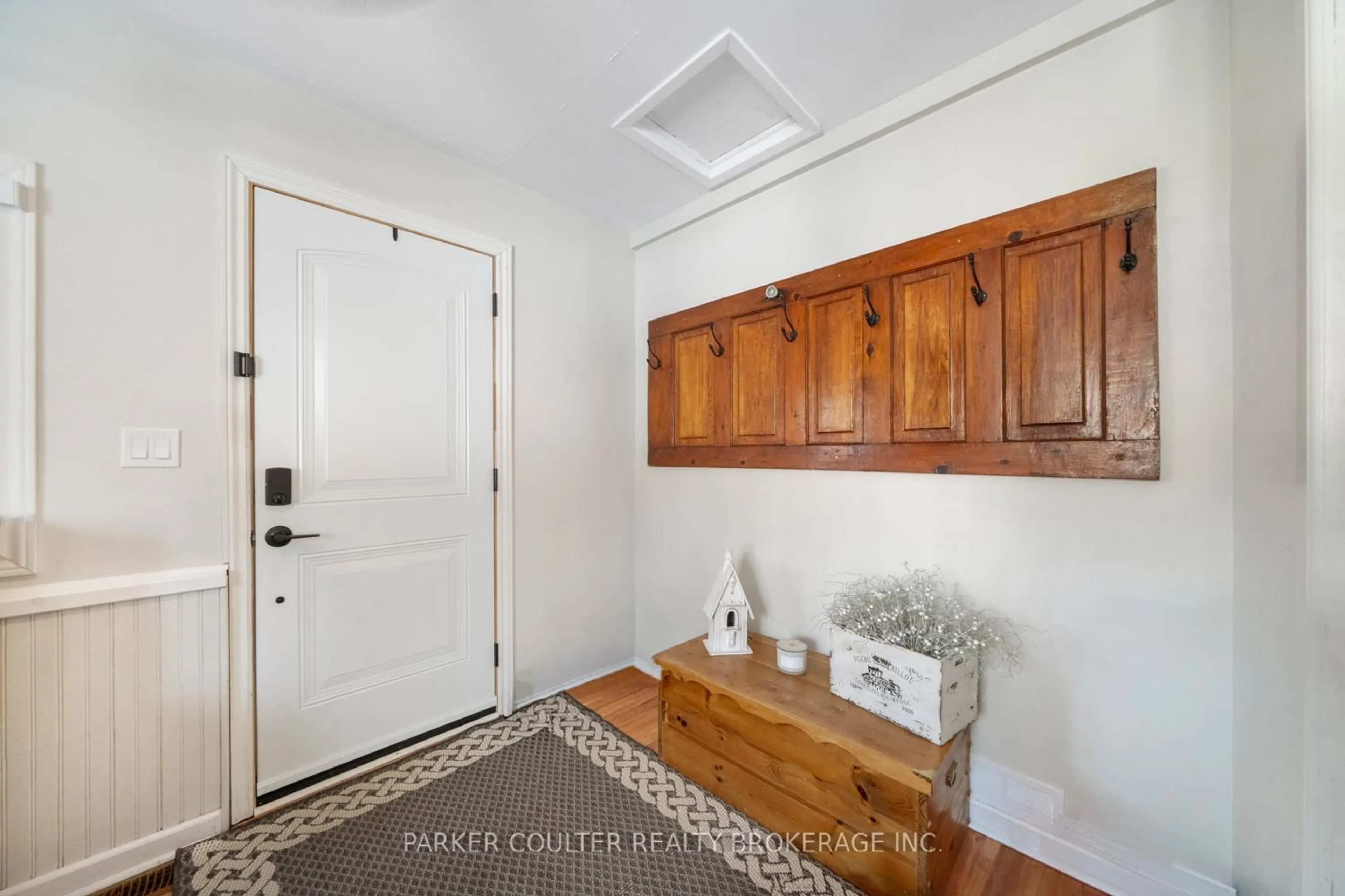 Indoor entryway for 348 Albert St, Tay Ontario L0K 2A0