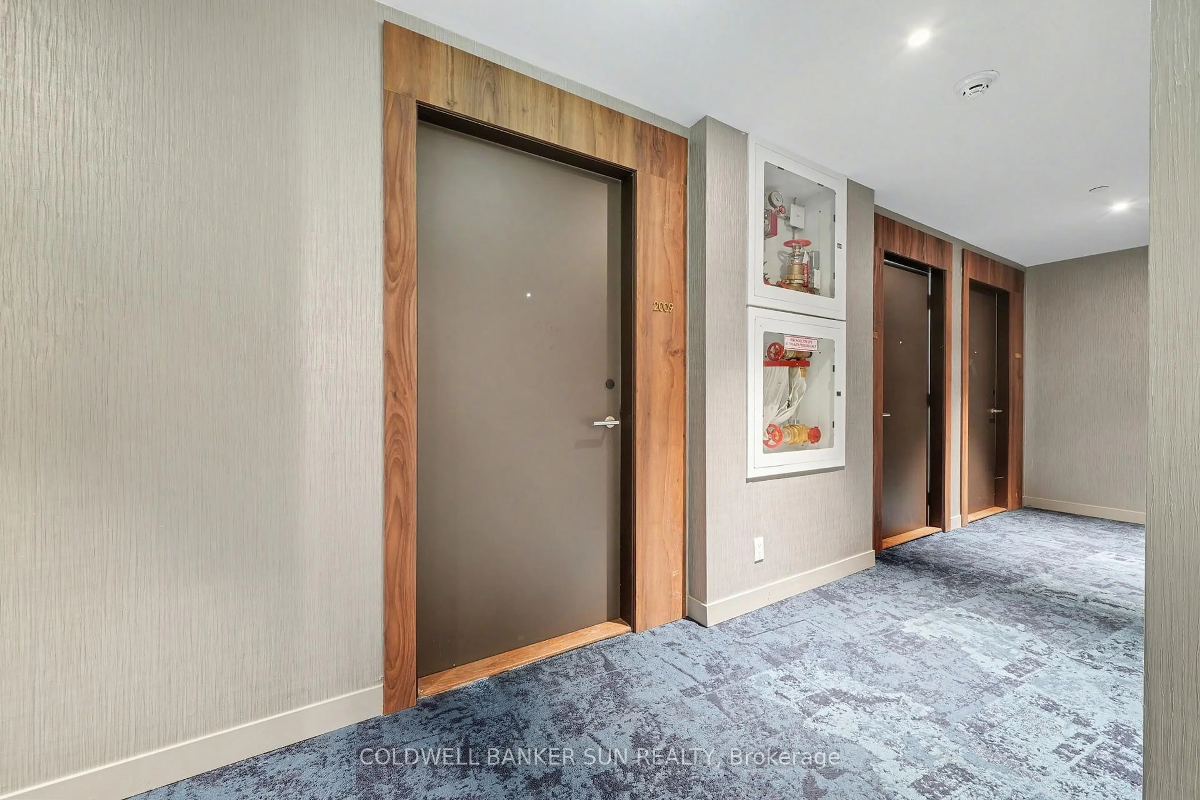 Indoor foyer for 39 Mary St #2009, Barrie Ontario L4N 1S9