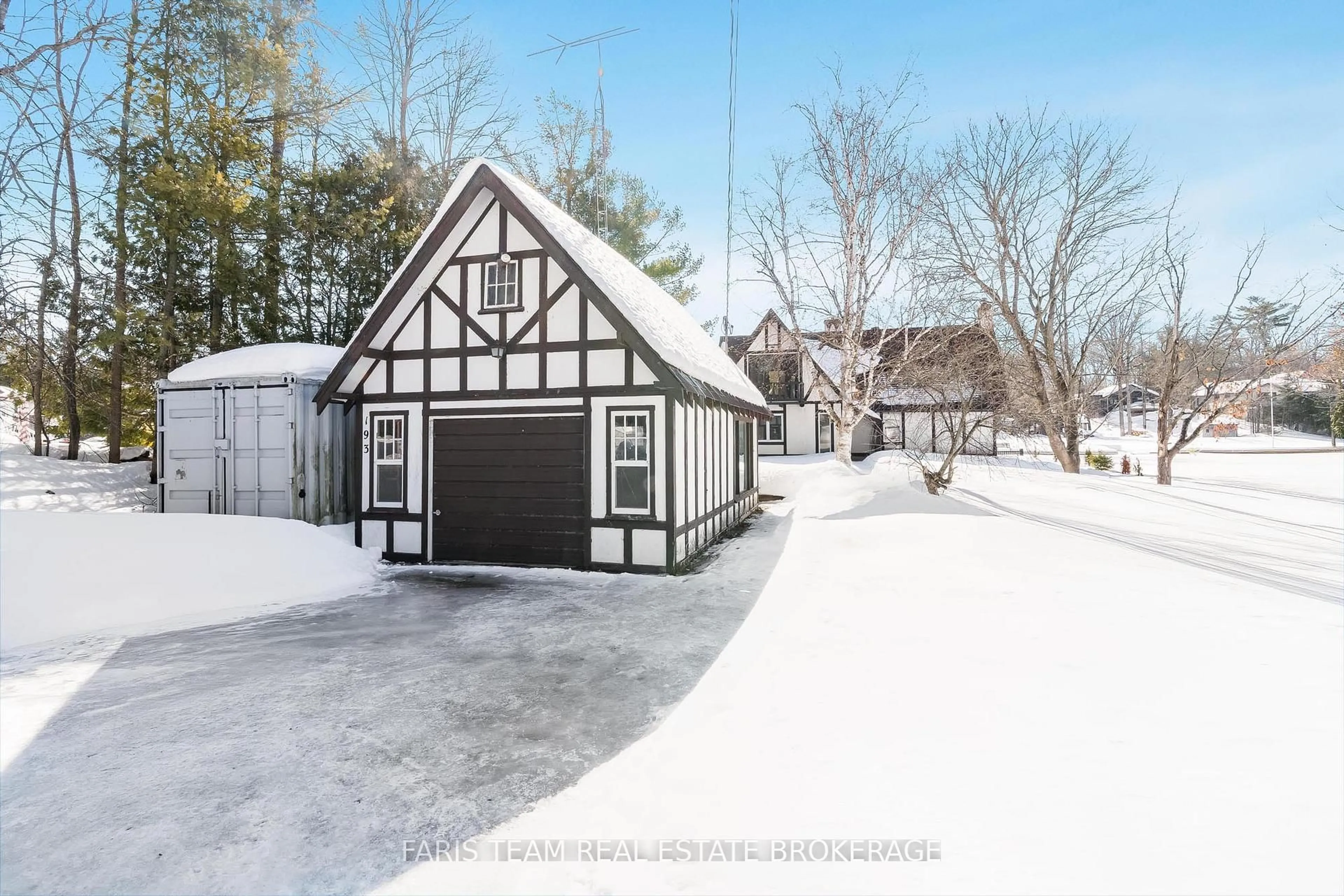 Indoor garage for 193 Gouett St, Tay Ontario L0K 2C0