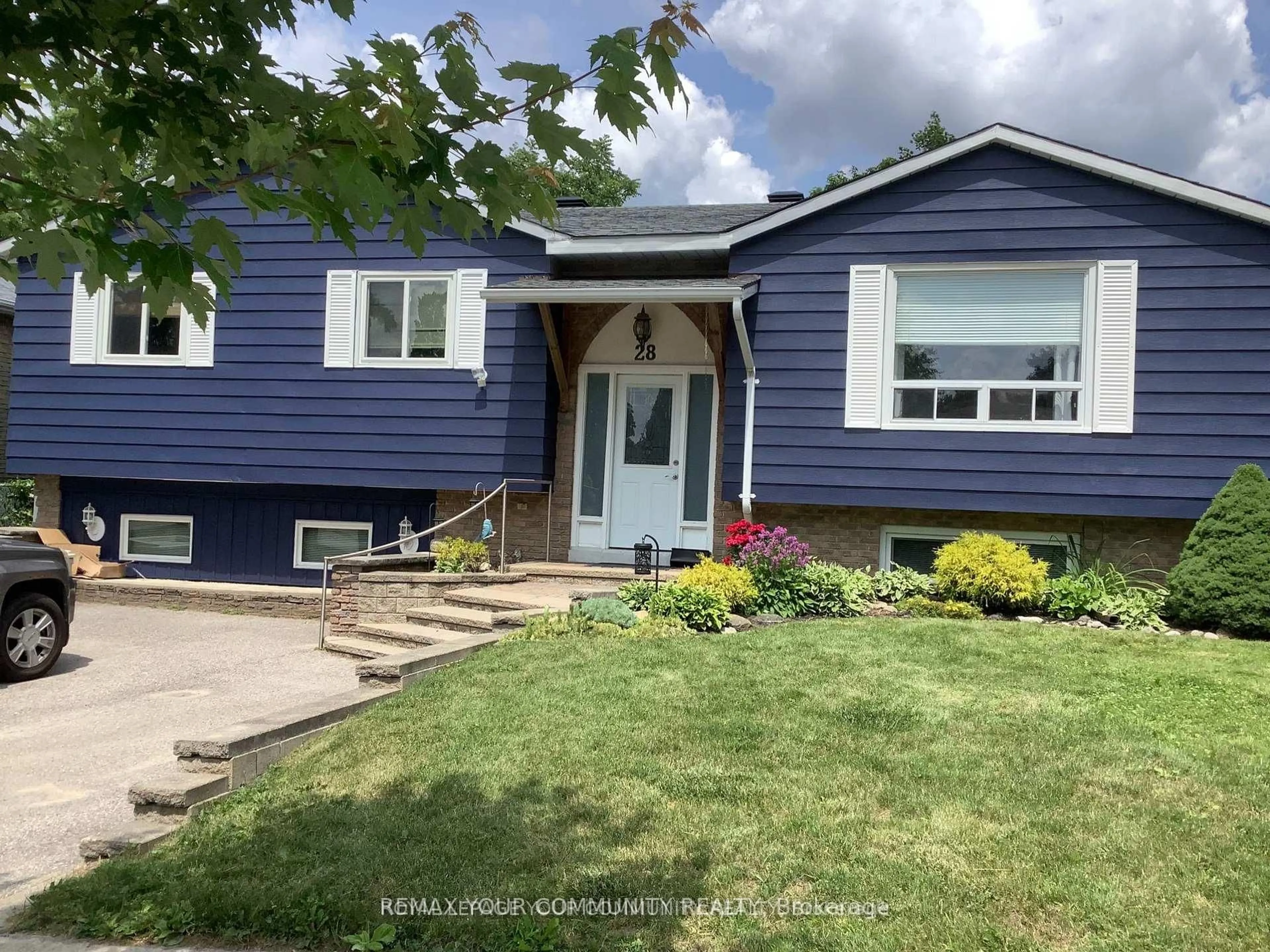 Home with vinyl exterior material, street for 28 Indian Arrow Rd, Barrie Ontario L4M 5H3