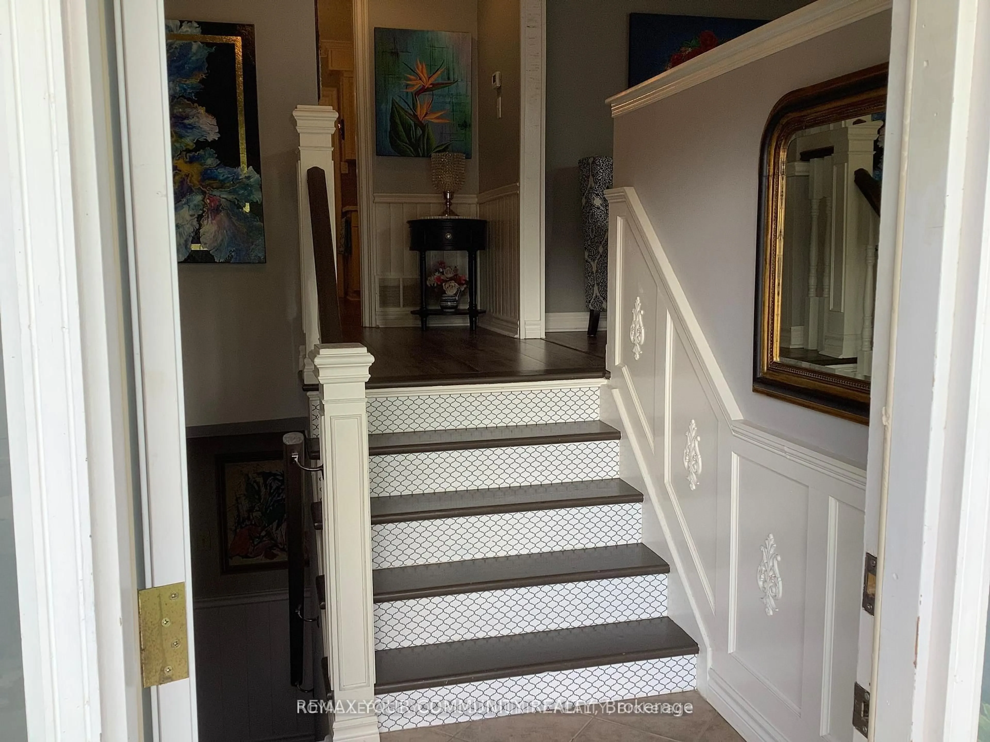 Indoor foyer for 28 Indian Arrow Rd, Barrie Ontario L4M 5H3