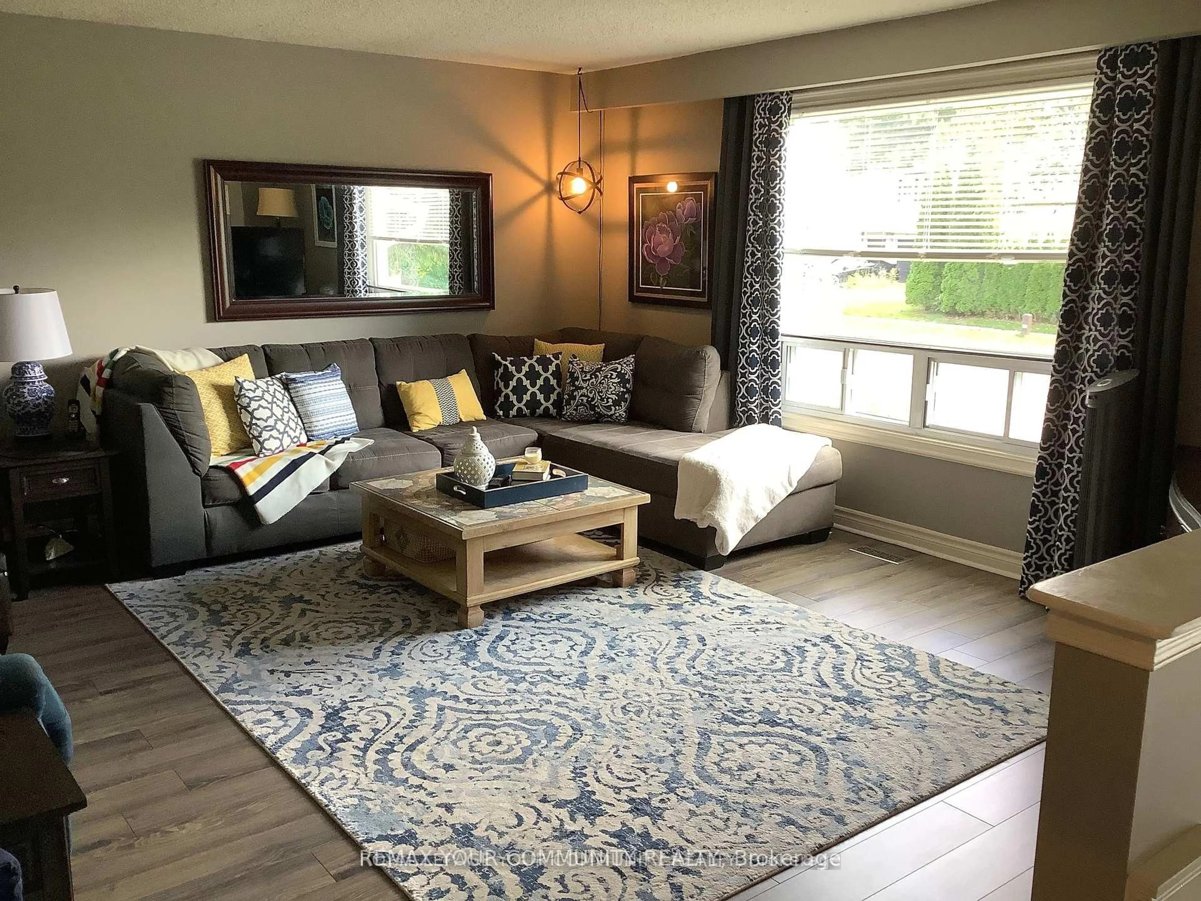 Living room with furniture, unknown for 28 Indian Arrow Rd, Barrie Ontario L4M 5H3