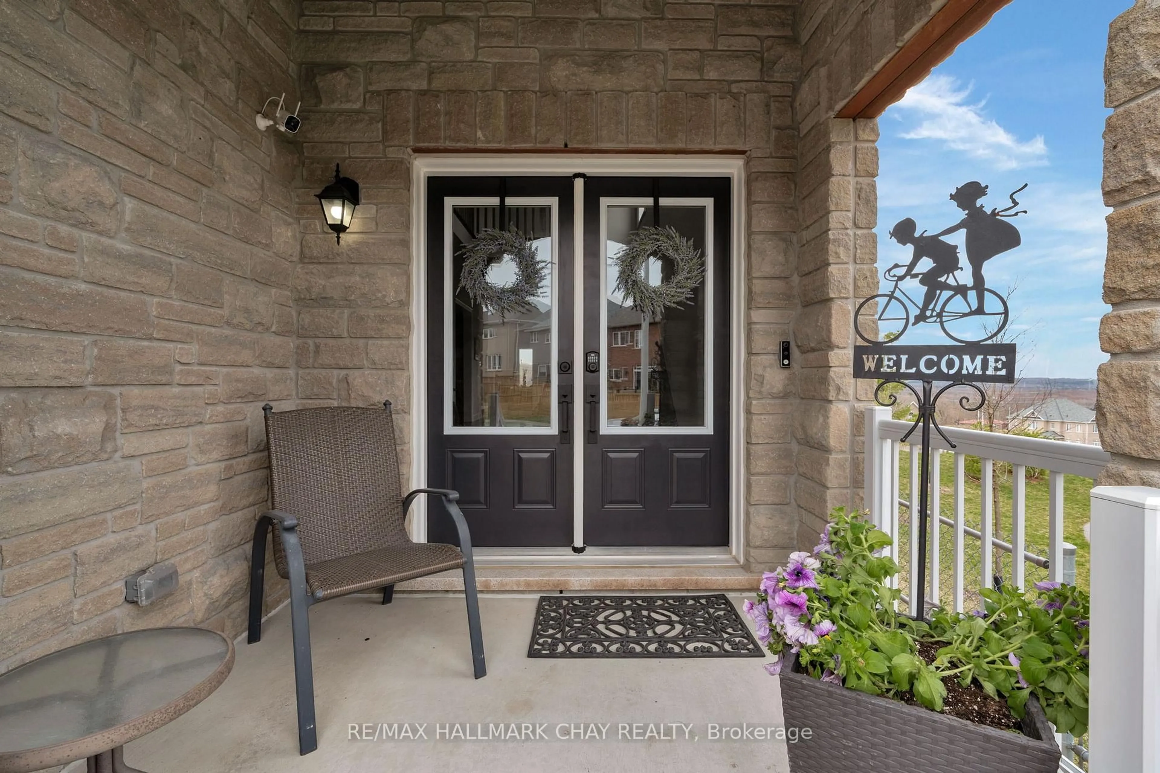 Indoor entryway for 18 Cypress Point St, Barrie Ontario L4N 6J9