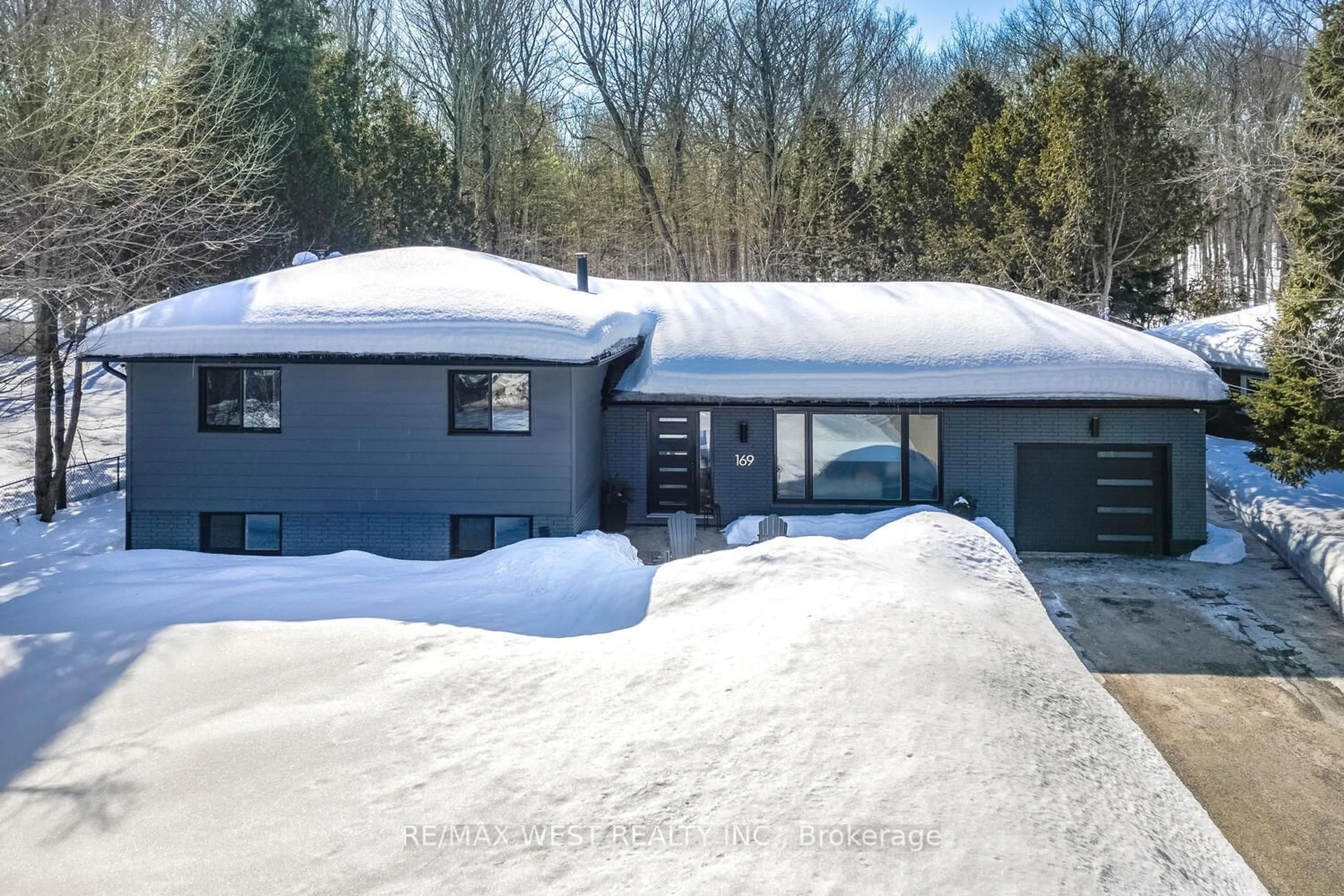 A pic from outside/outdoor area/front of a property/back of a property/a pic from drone, street for 169 Bayview Ave, Tay Ontario L0K 1R0