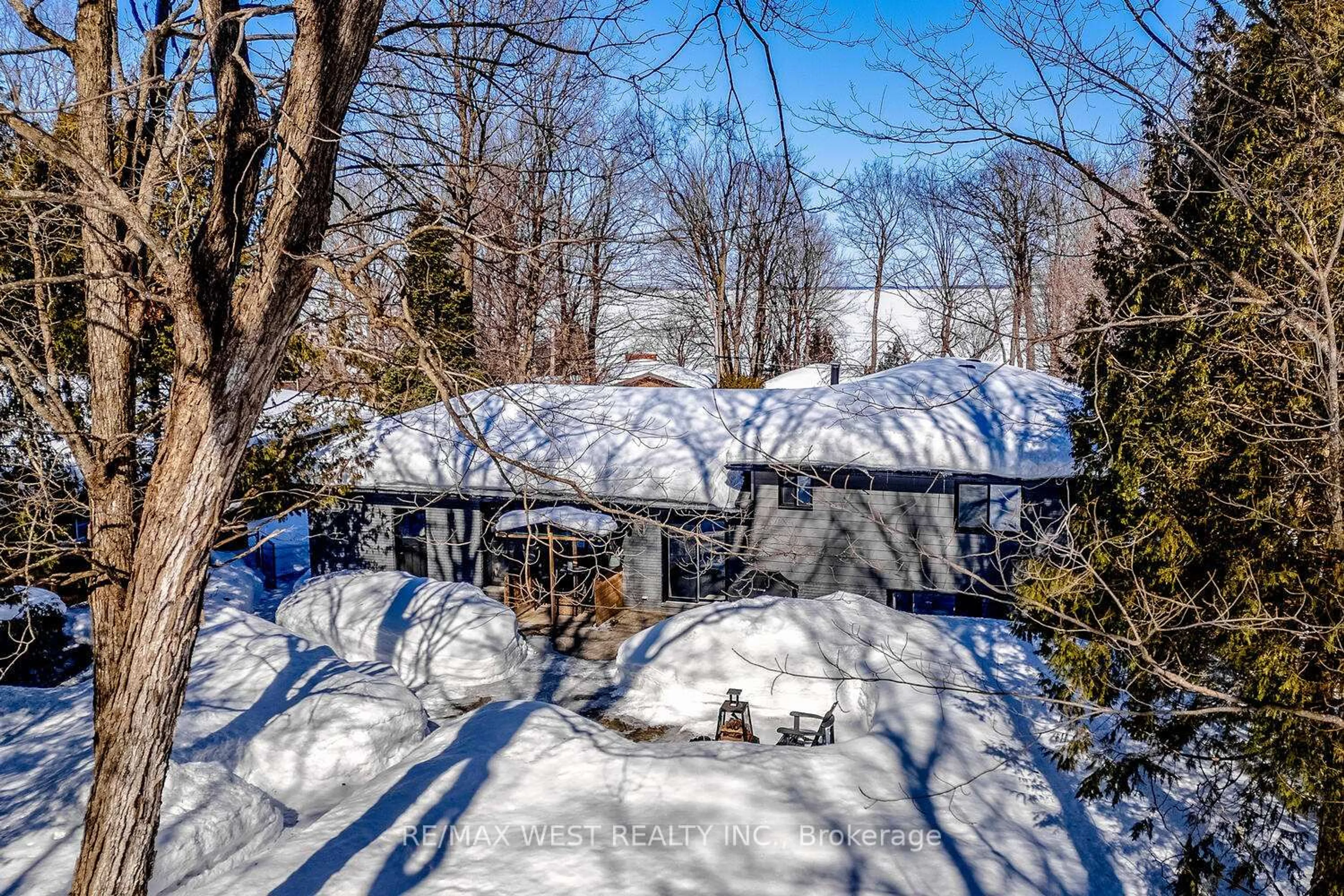 A pic from outside/outdoor area/front of a property/back of a property/a pic from drone, street for 169 Bayview Ave, Tay Ontario L0K 1R0