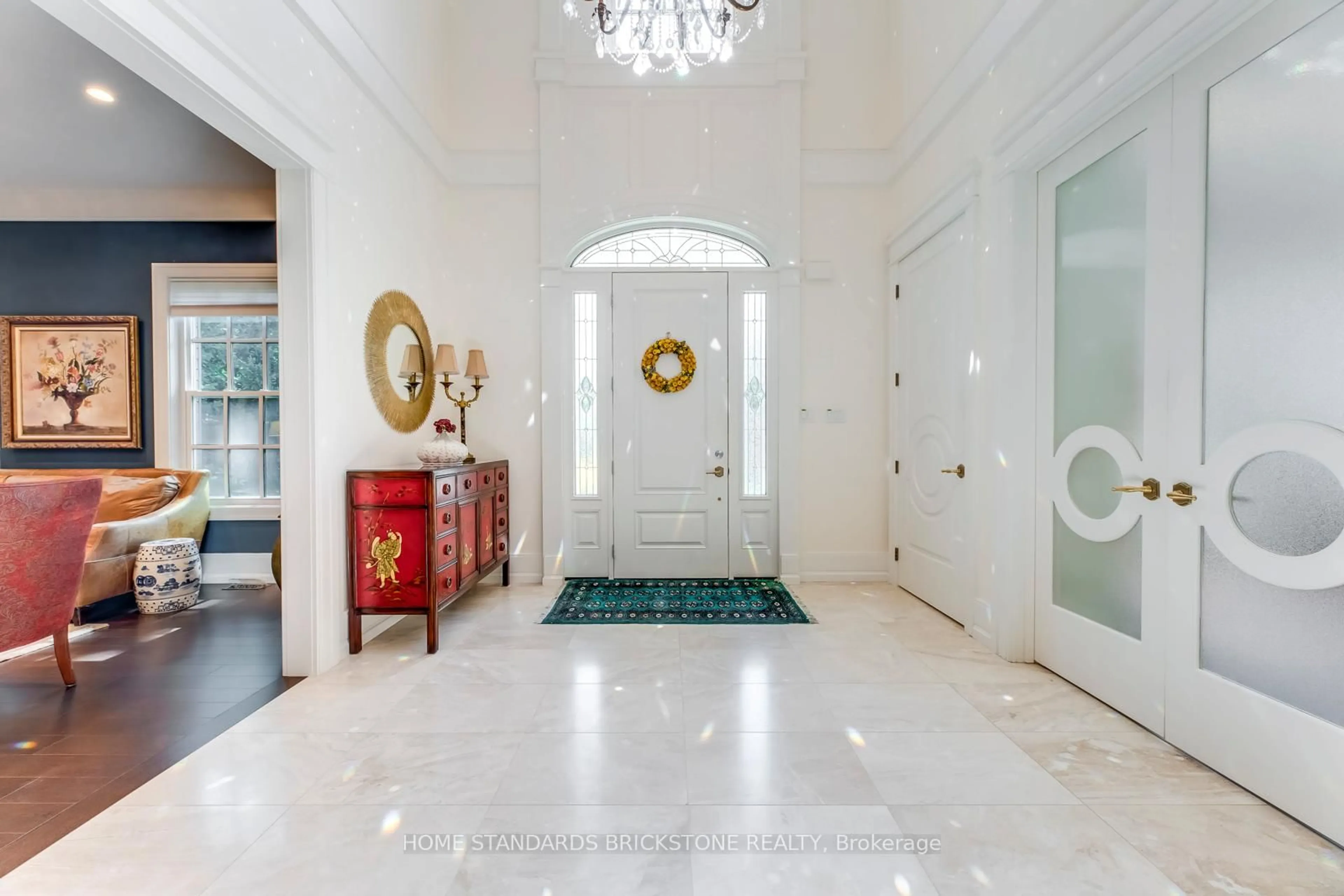 Indoor foyer for 215 Dock Rd, Barrie Ontario L4N 7S9