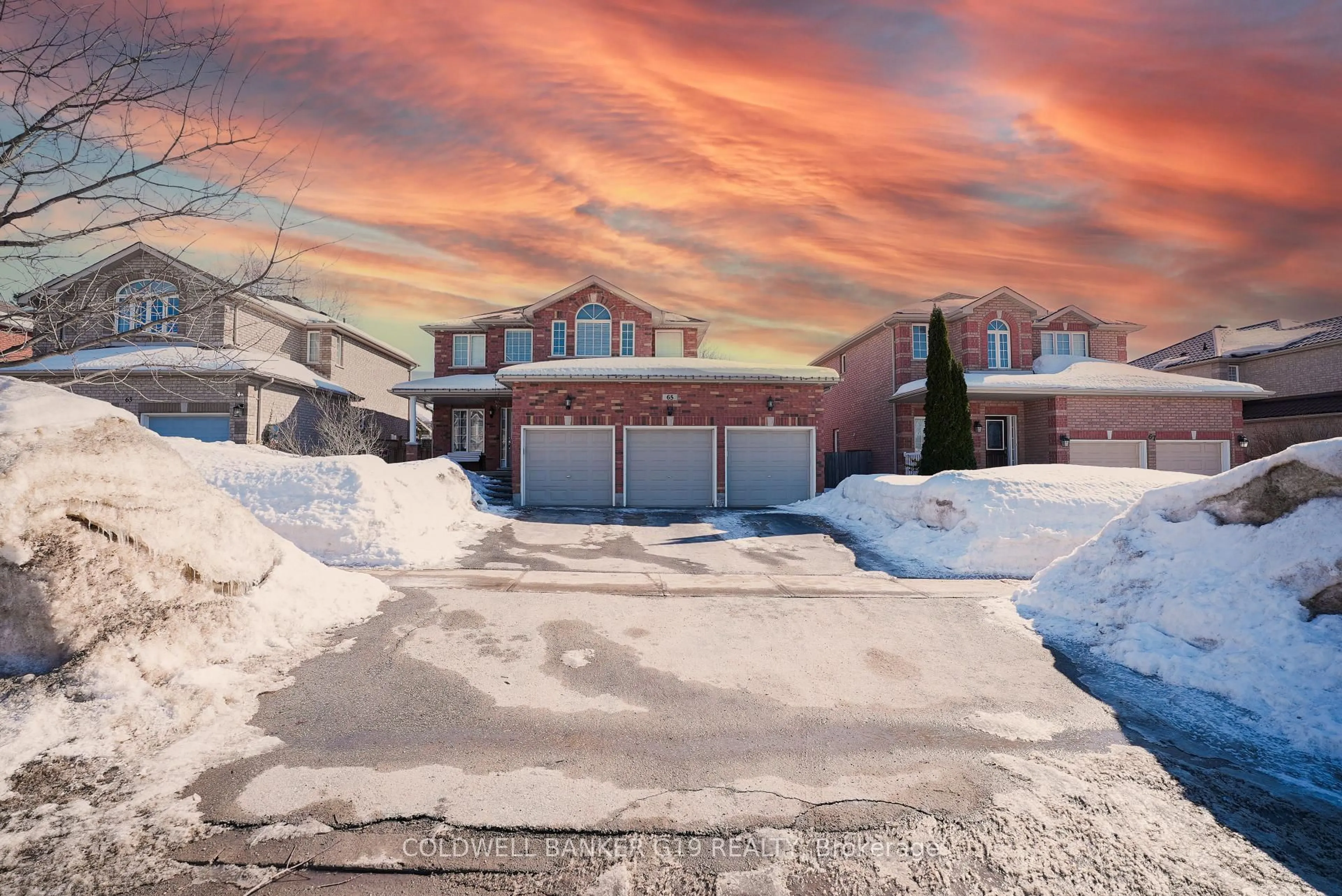 A pic from outside/outdoor area/front of a property/back of a property/a pic from drone, street for 65 Summerset Dr, Barrie Ontario L4N 0B1