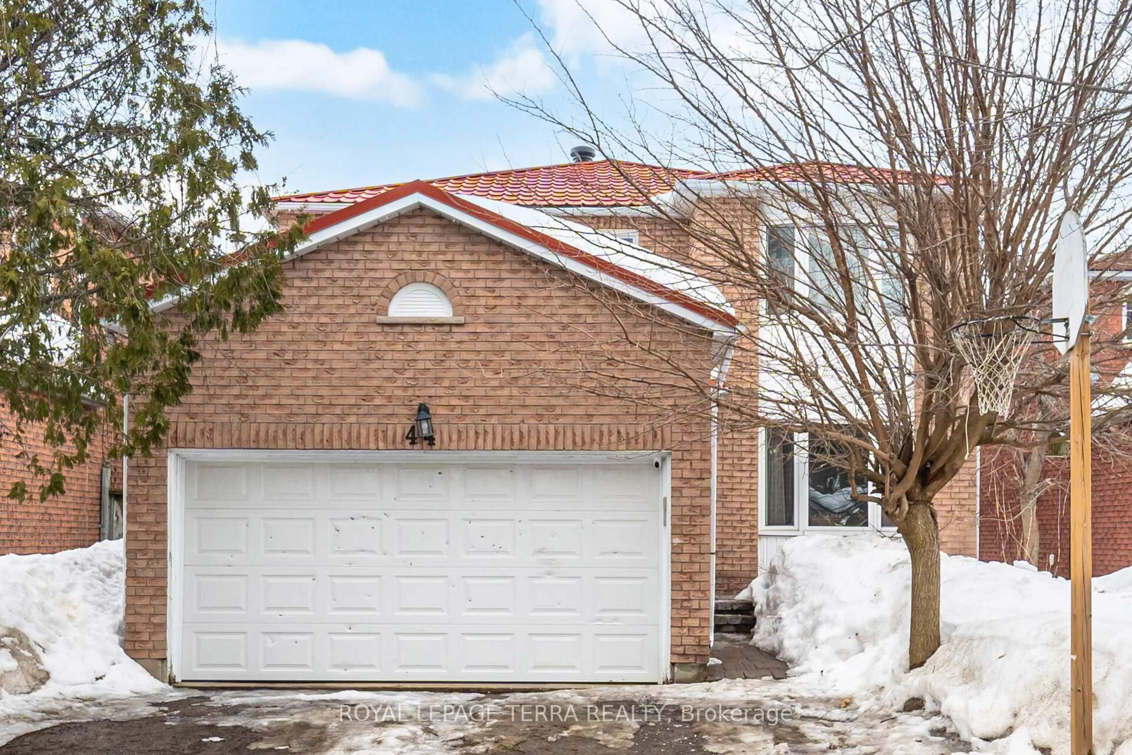 Home with brick exterior material, street for 44 Carruthers Cres, Barrie Ontario L4M 6A6