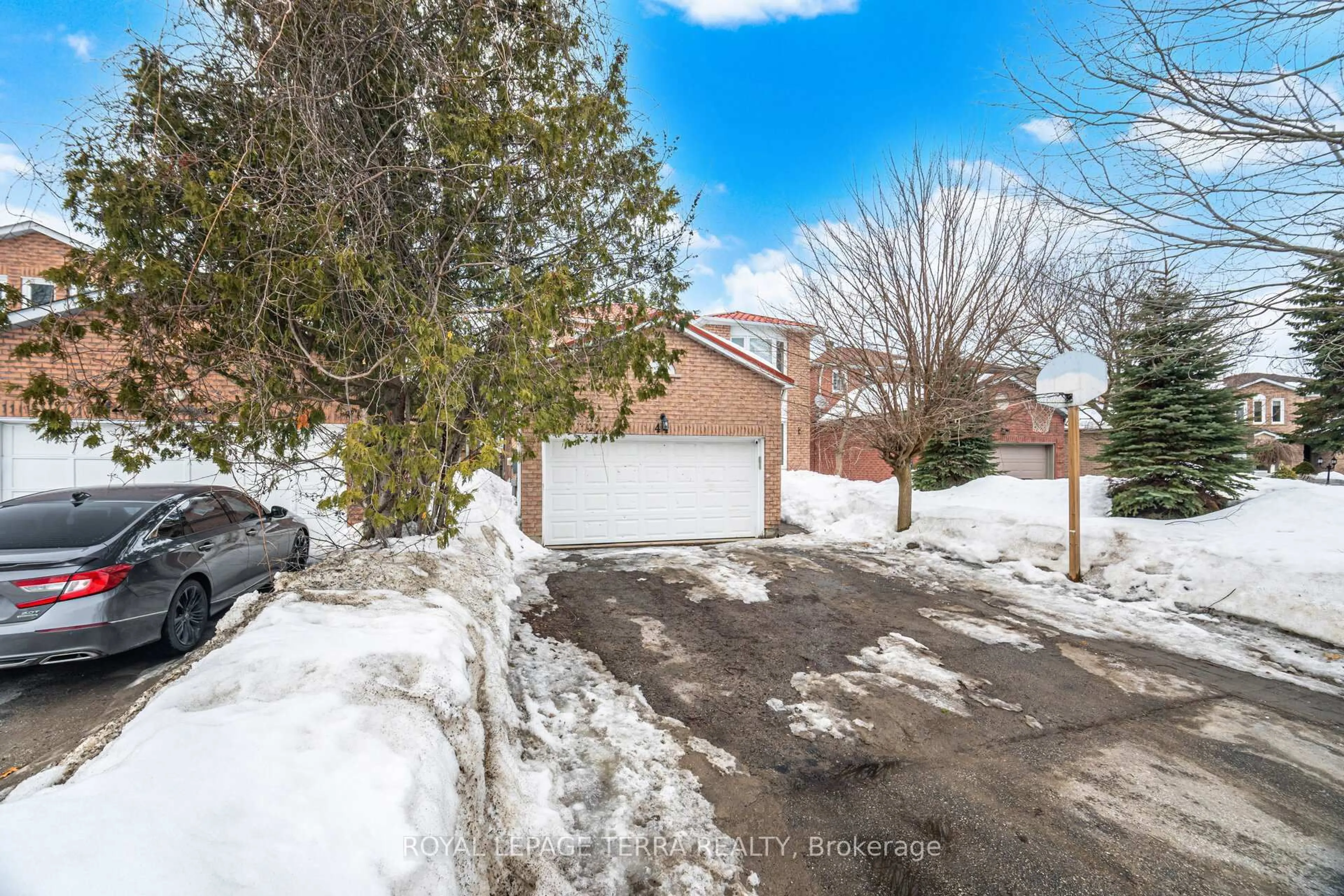 A pic from outside/outdoor area/front of a property/back of a property/a pic from drone, street for 44 Carruthers Cres, Barrie Ontario L4M 6A6