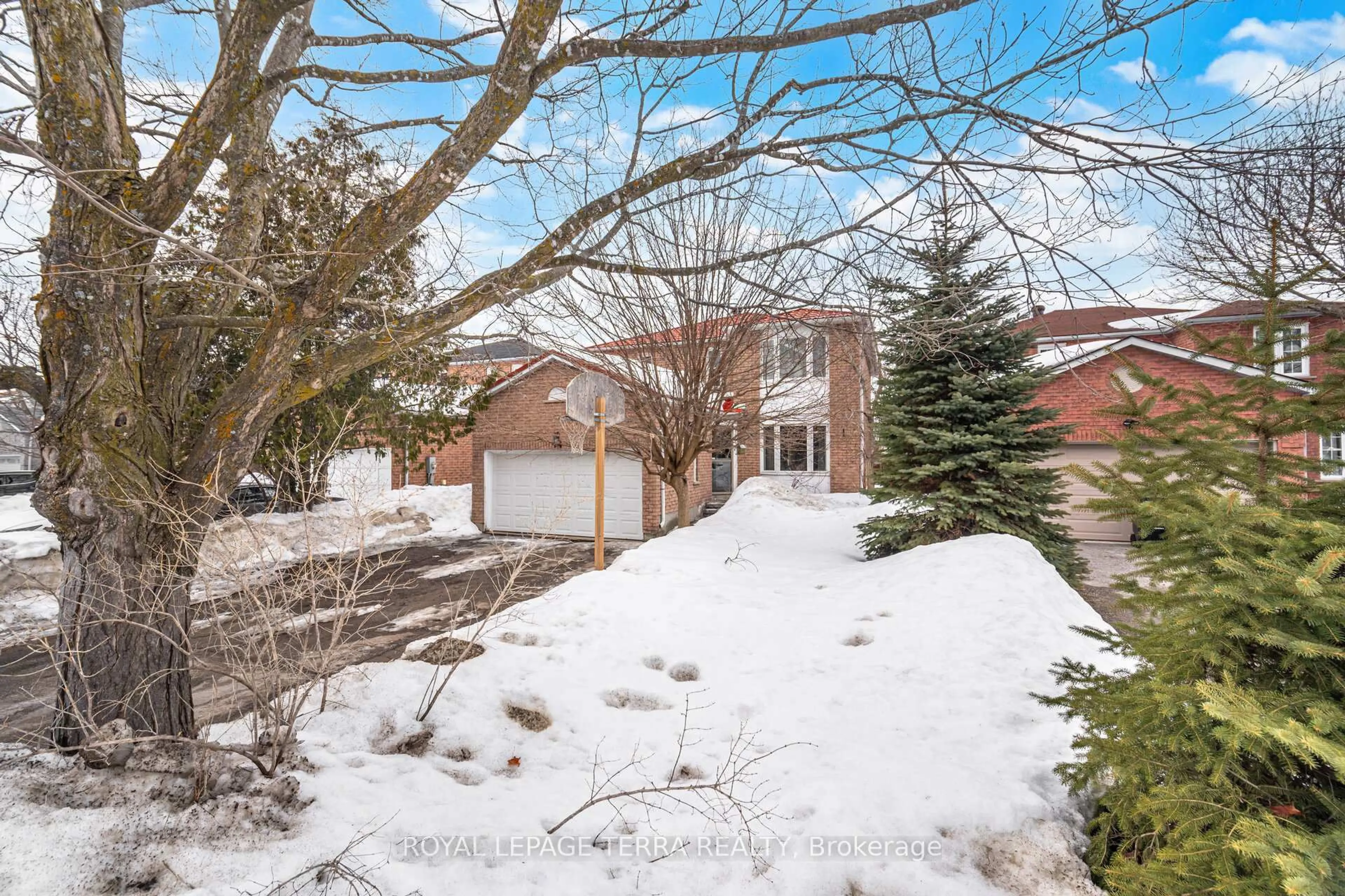 A pic from outside/outdoor area/front of a property/back of a property/a pic from drone, street for 44 Carruthers Cres, Barrie Ontario L4M 6A6