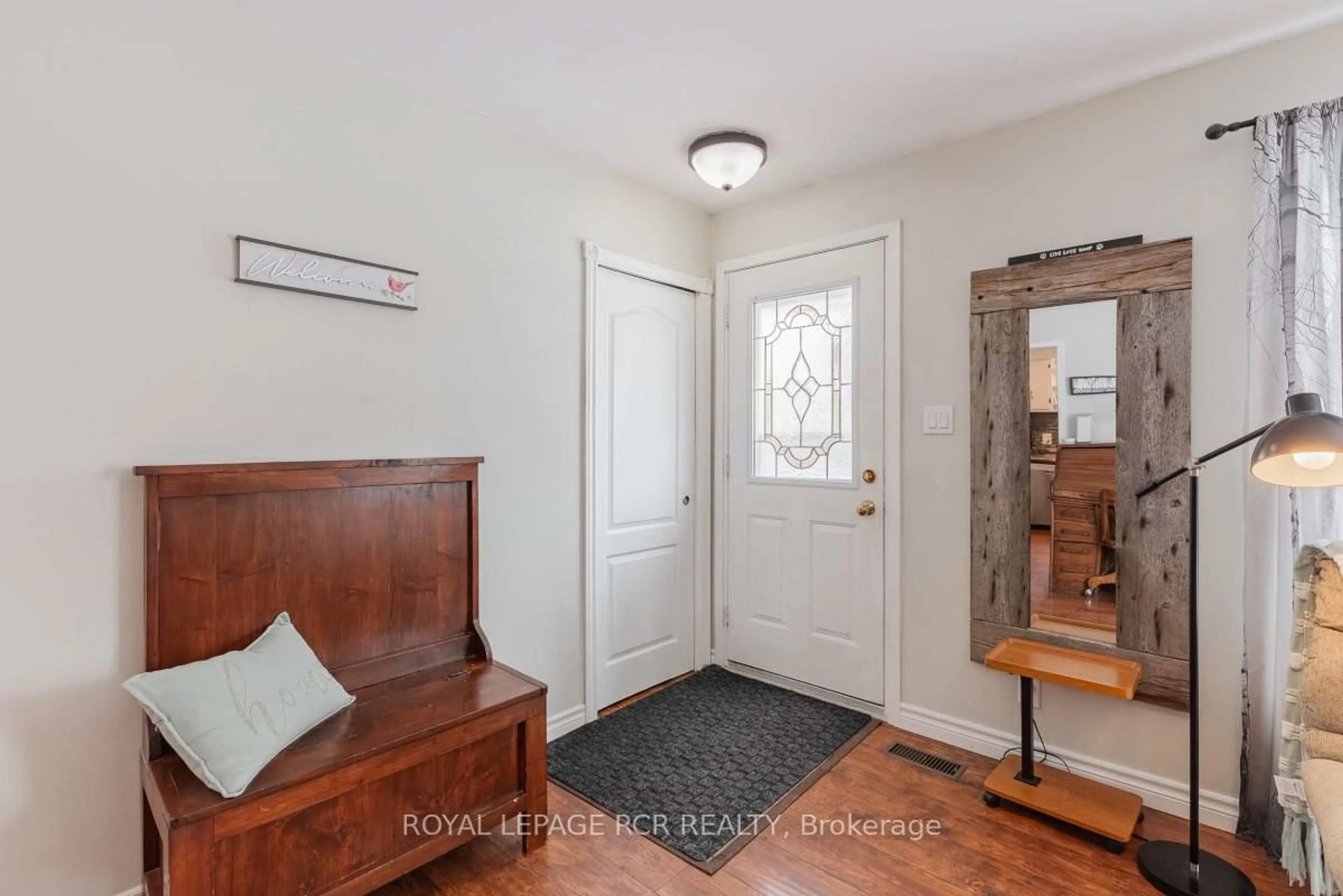 Indoor entryway for 2872 Sunset Dr, Ramara Ontario L0K 1B0