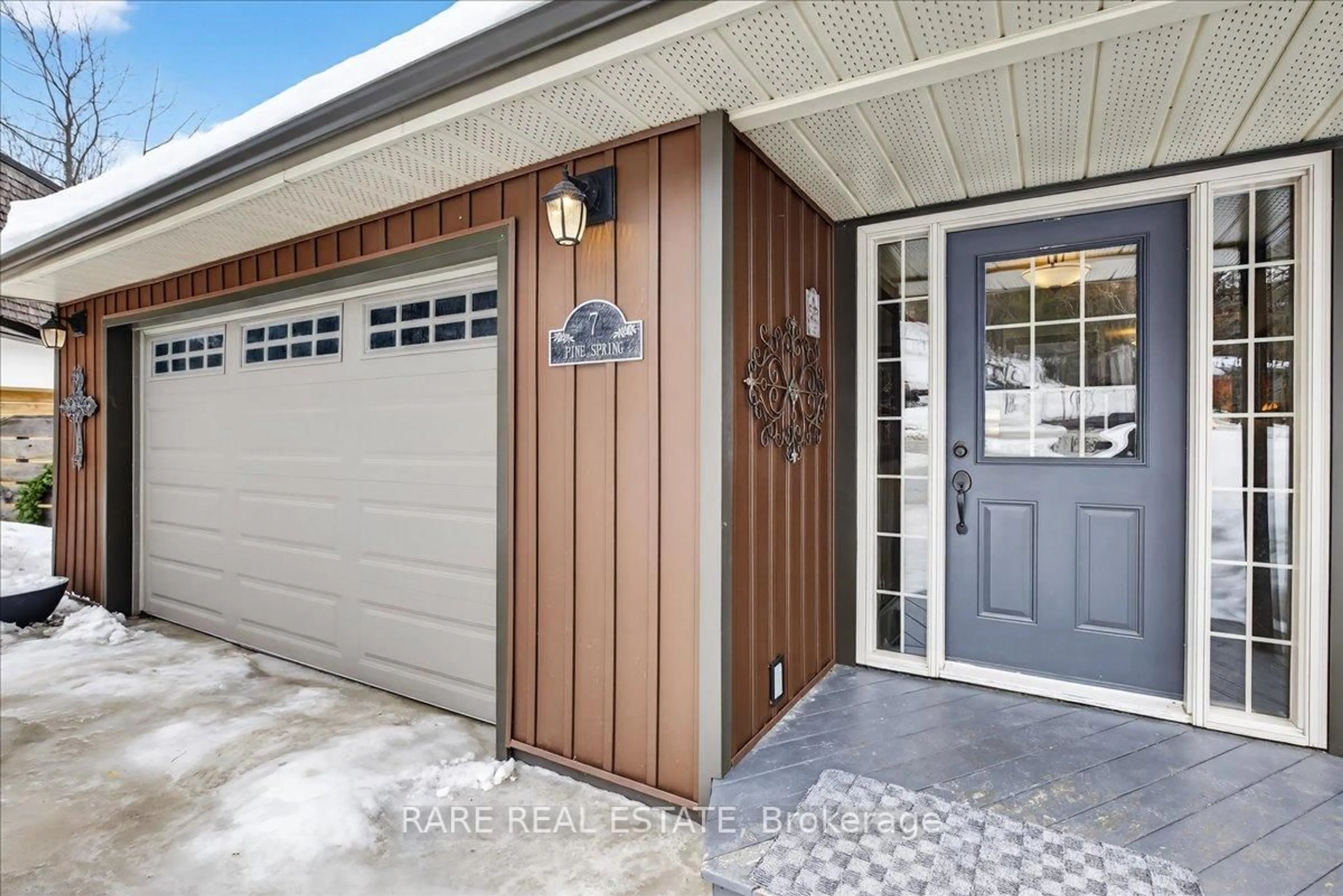 Indoor entryway for 7 Pine Spring, Oro-Medonte Ontario L4M 4Y8